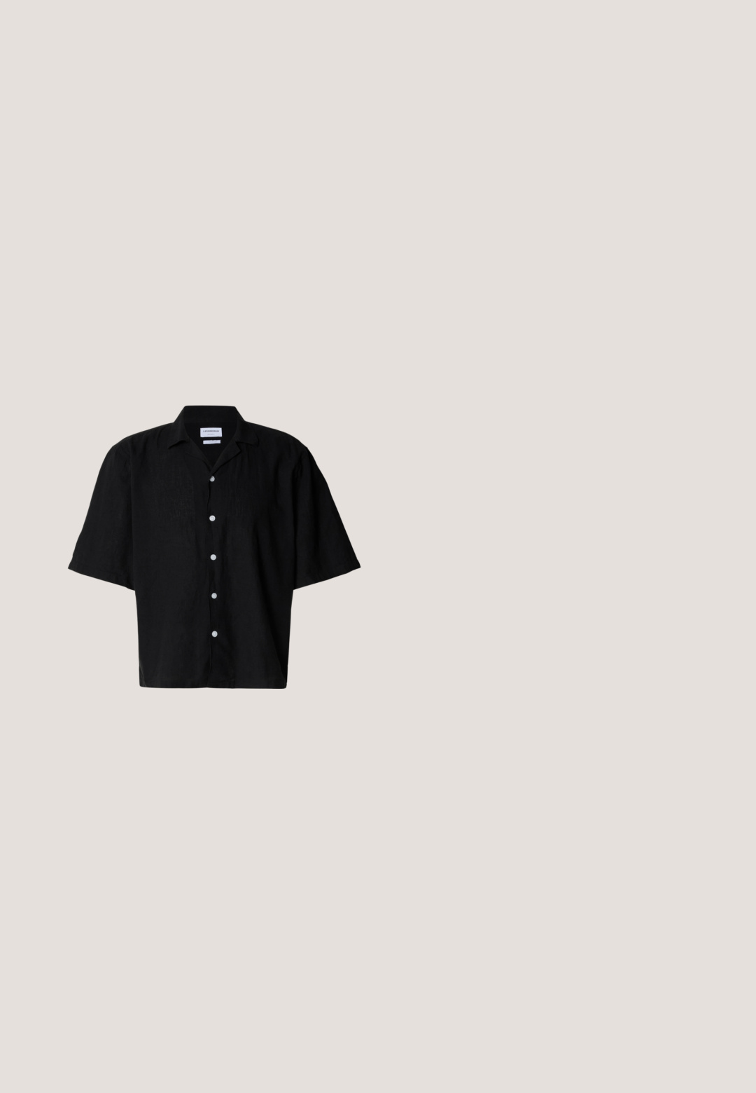 Chemise noire à manches courtes avec boutons blancs et col classique, étalée à plat sur un fond blanc.; Chinos noirs à coupe droite, fabriqués en mélange de coton lisse, avec passants pour ceinture et fermeture avant par bouton.; Mocassin pour homme en cuir noir avec un talon bas et un détail de boucle en métal sur le dessus, vu de profil sur un fond neutre.; Lunettes de soleil rectangulaires noires avec verres foncés et montures épaisses, posées sur une surface claire.; Collier de perles blanches avec des intercalaires en strass argentés et un fermoir chaîne en argent, présenté sur un fond clair uni.; Ceinture en cuir noir avec une boucle en métal noir mat, présentant une texture lisse et un design simple. Longueur réglable avec une extrémité effilée.