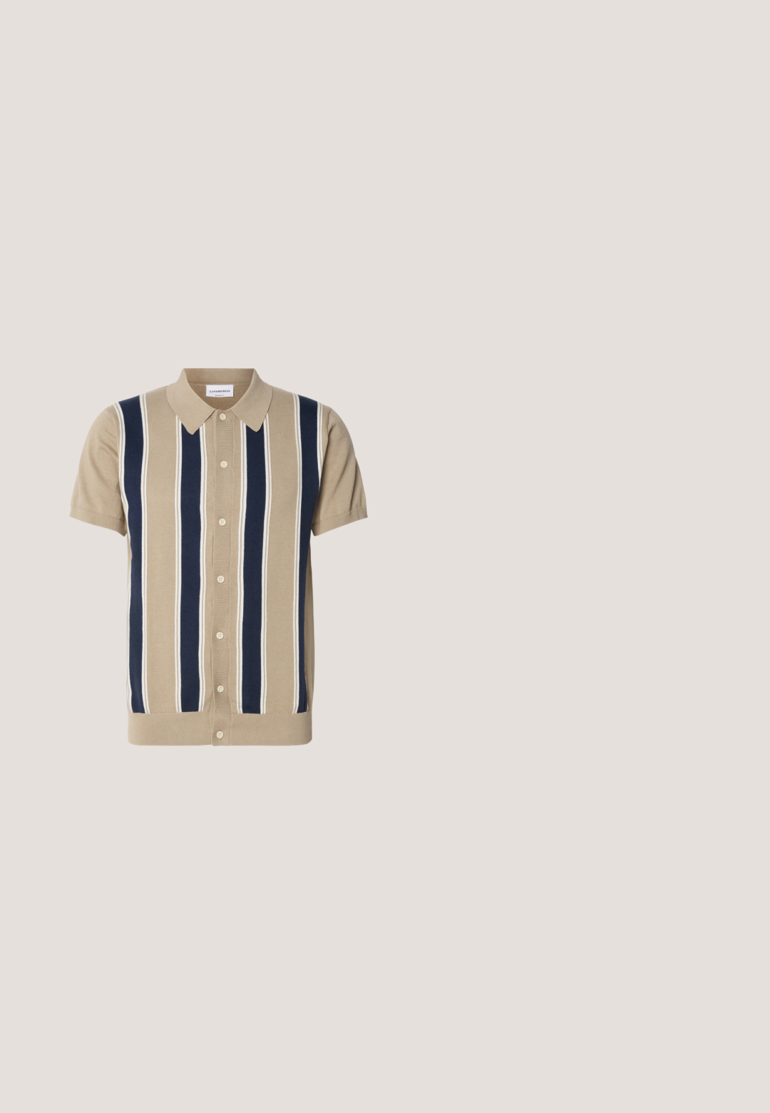 Tan korte mouw polo met marineblauwe en witte verticale strepen, voor knoopsluiting en een klassieke kraag. Zachte gebreide stof.; Beige shorts van lichte stof, met een rechte voorkant, zijzakken en een enkele knoopsluiting bij de tailleband.; Witte canvas sneakers met een rubberen zool, voorzien van zes oogjes, een gestructureerde neuskap en een minimalistisch ontwerp.; Ray-Ban zonnebrillen met groene lenzen, zwarte plastic monturen en gouden accenten aan de randen. Vierkante vorm met een matte afwerking.; Crèmekleurige canvas boodschappentas met voorvak, twee handvatten, verstelbare schouderriem en kleine gele "O.N.S" tekst rechtsonder op het vak.; Olijfgroene gevlochten stoffen riem met een uiteinde van bruin leer en een zilverkleurige rechthoekige metalen gesp, opgerold op een witte achtergrond.