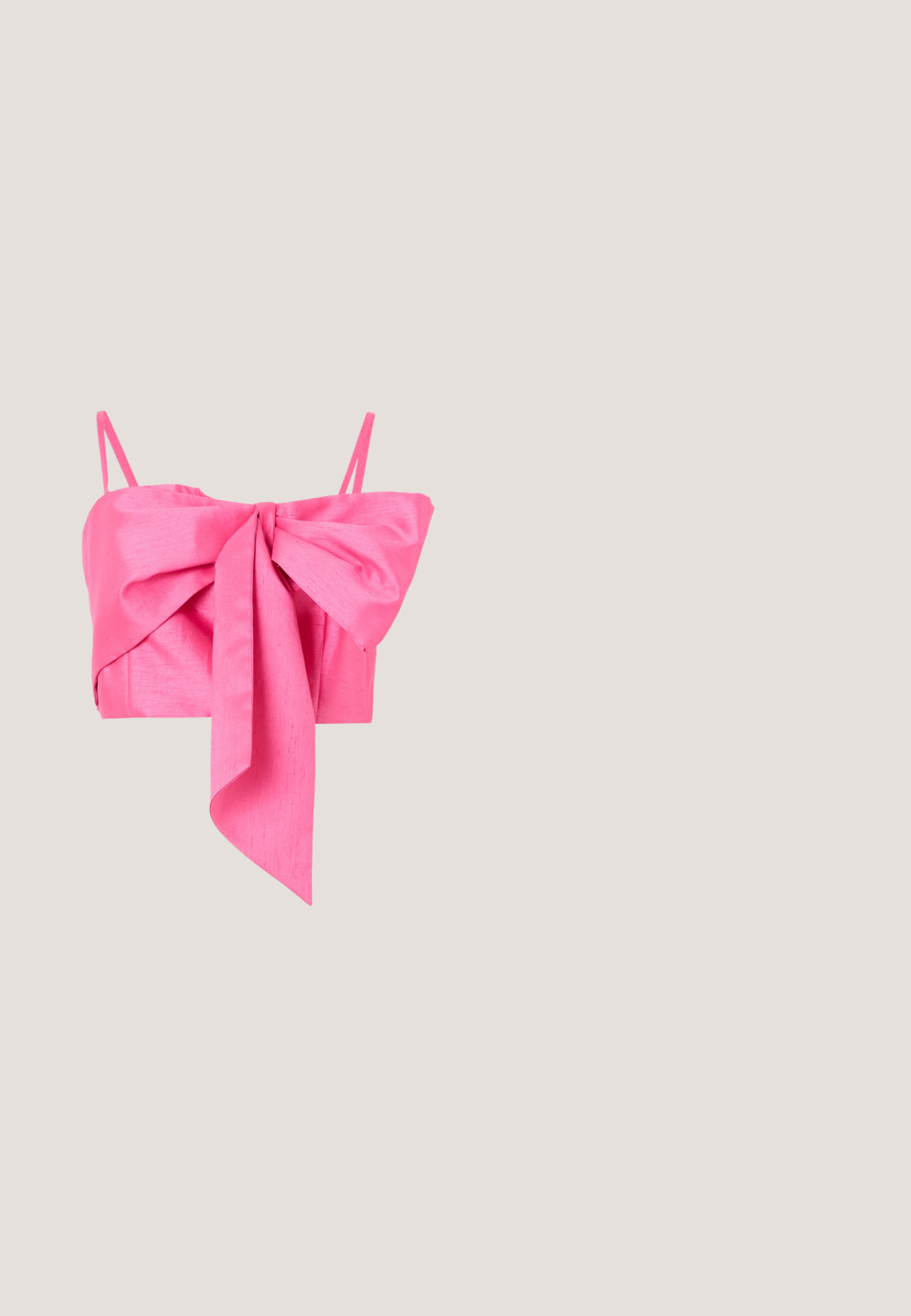 Top court rose avec un détail en nœud à l'avant, fabriqué dans un tissu lisse avec de fines bretelles et une silhouette élégante.; Even&Odd by Zalando Jupe portefeuille - pink; Sandale à talons hauts rose vif avec un accent en tulle en mesh, bout ouvert, fine bride de cheville et détails en strass embellis à l'avant.; Lunettes de soleil ombrées rose avec une monture transparente, ornées de strass clairs et roses le long du bord supérieur et d'accents métalliques sur les branches.; Pochette Love Moschino rose métallisée avec une bandoulière chaîne dorée et un logo doré sur le devant.; Boucles d'oreilles en or rose ornées de grands cristaux roses avec un facettage complexe, agrémentées de petites pierres décoratives transparentes.