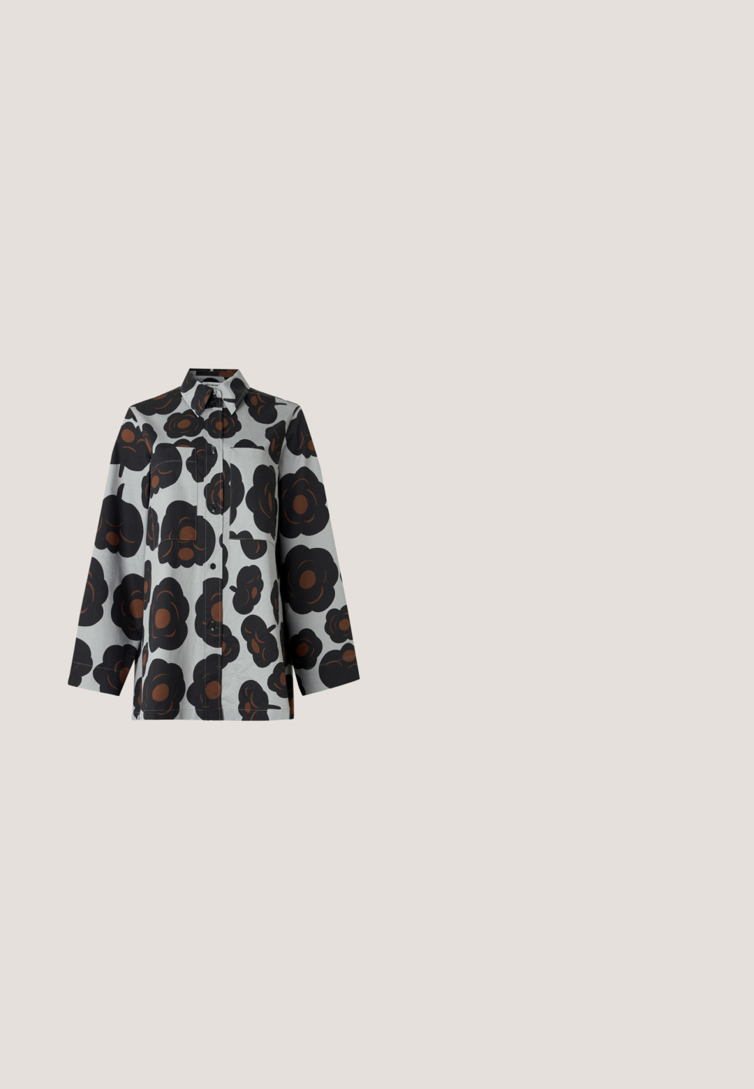 Camisa de manga larga con botones, con fondo gris y un gran estampado floral en negro y marrón, que cuenta con dos bolsillos frontales aplicados y un cuello.; Jeans negros de pierna ancha, fabricados en denim, con una cintura alta, diseño clásico de cinco bolsillos y cierre de botón en tono plateado.; Zapato mule marrón de tacón alto y puntera abierta con un tacón de aguja fino y una sola tira ancha en la parte delantera.; Gafas de sol beige de estilo ojo de gato con montura translúcida y lentes tintadas en marrón sobre un fondo blanco.; Bolsa tote negra con patrón cruzado beige, dos asas largas y una etiqueta colgante sobre un fondo claro y liso.; Pendientes circulares negros con un acabado brillante, enmarcados en metal dorado. El diseño presenta una superficie negra sólida y lisa sin detalles adicionales.