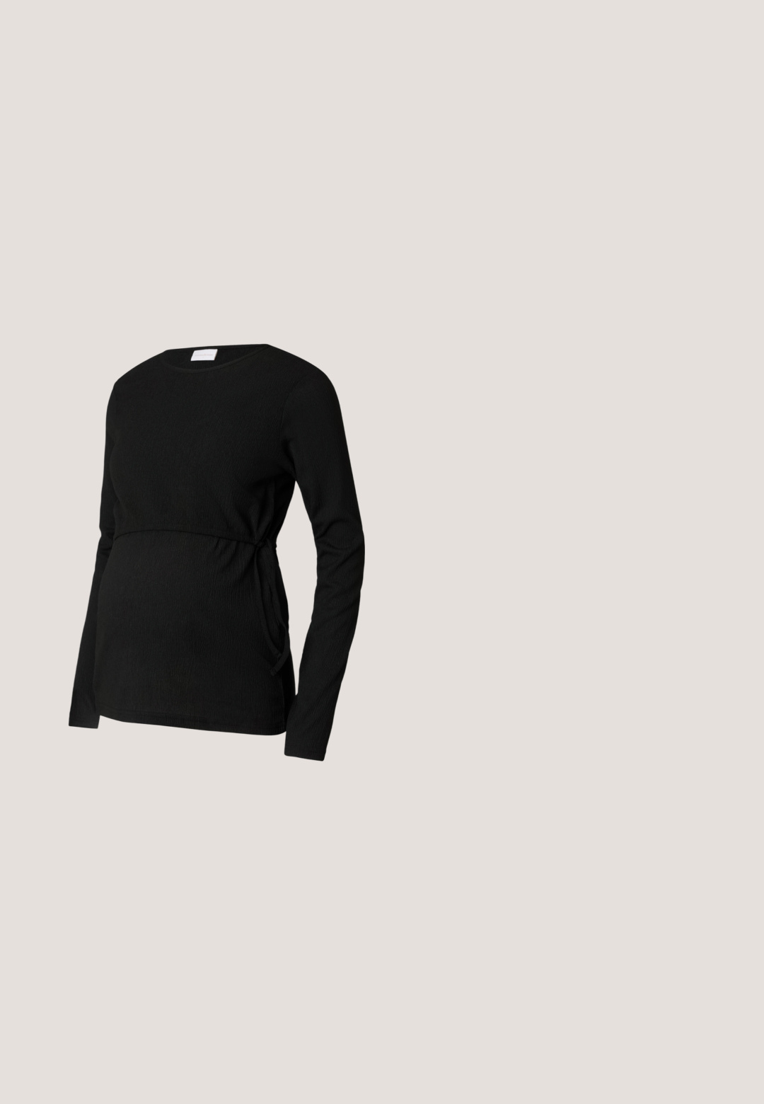 Zwarte zwangerschapsblouse met lange mouwen van textuurstof. Heeft een geraffineerde taille en zijstrikjes voor een verstelbare pasvorm.; Zwarte geribbelde gebreide midi-jurk met een aansluitende pasvorm en een brede tailleband. Glad textuur, geen zichtbare patronen of accenten.; Zwarte lederen dresscode schoenen met een afgeronde neus, een zijriem met gespsluiting en een gestructureerde zool, tegen een eenvoudige witte achtergrond.; Zwarte rechthoekige brillen met heldere glazen, voorzien van gouden accenten op het montuur en een lichte paarse tint op één glas.; Zwarte leren handtas met een gebogen vorm, textuuroppervlak, voornaden en een logo in goudkleur. Beschikt over een enkele verstelbare schouderband.; Pilgrim Oorbellen - gold-coloured