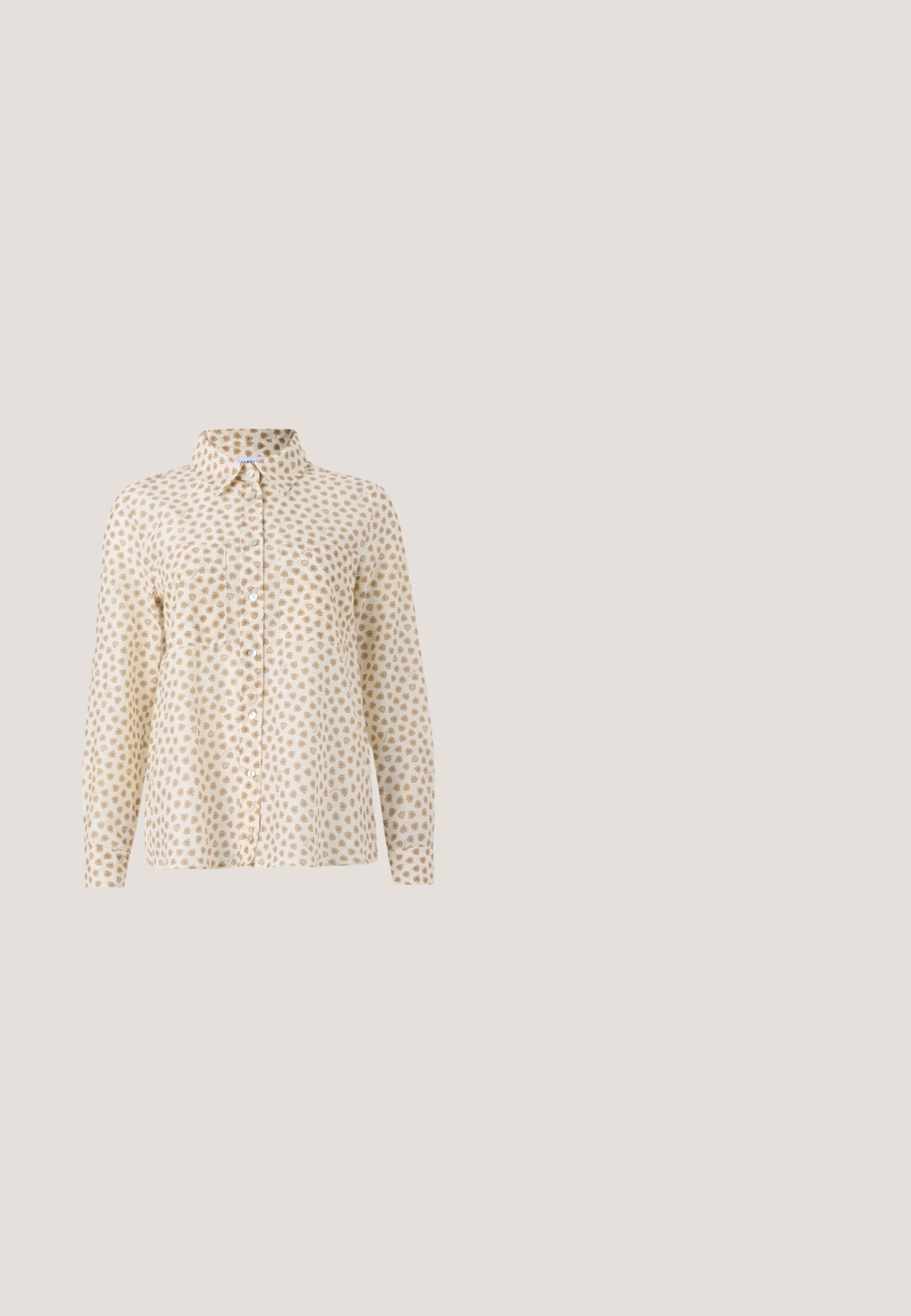 Lange mouwen shirt van lichtbeige stof, met een herhalend bruin stippenpatroon, een kraag en een knoopsluiting aan de voorkant.; Bruine flared broeken gemaakt van een soepele stof, met een hoge taille, persplooien en een voorzak voor extra detail.; Bruine flip-flop sandaal met dubbele banden in een textuurmateriaal, voorzien van een espadrille-stijl geweven middenzool en een rubberen loopzool.; Bruine ovale zonnebril met dikke monturen en donker getinte glazen, rustend op een wit oppervlak.; Klein beige draagtas met donkerblauwe handvatten en riem, gouden rits en decoratieve stiknaden.; Bruine gevlochten suède riem met gouden metalen gesp, plat gelegd op een effen witte achtergrond.