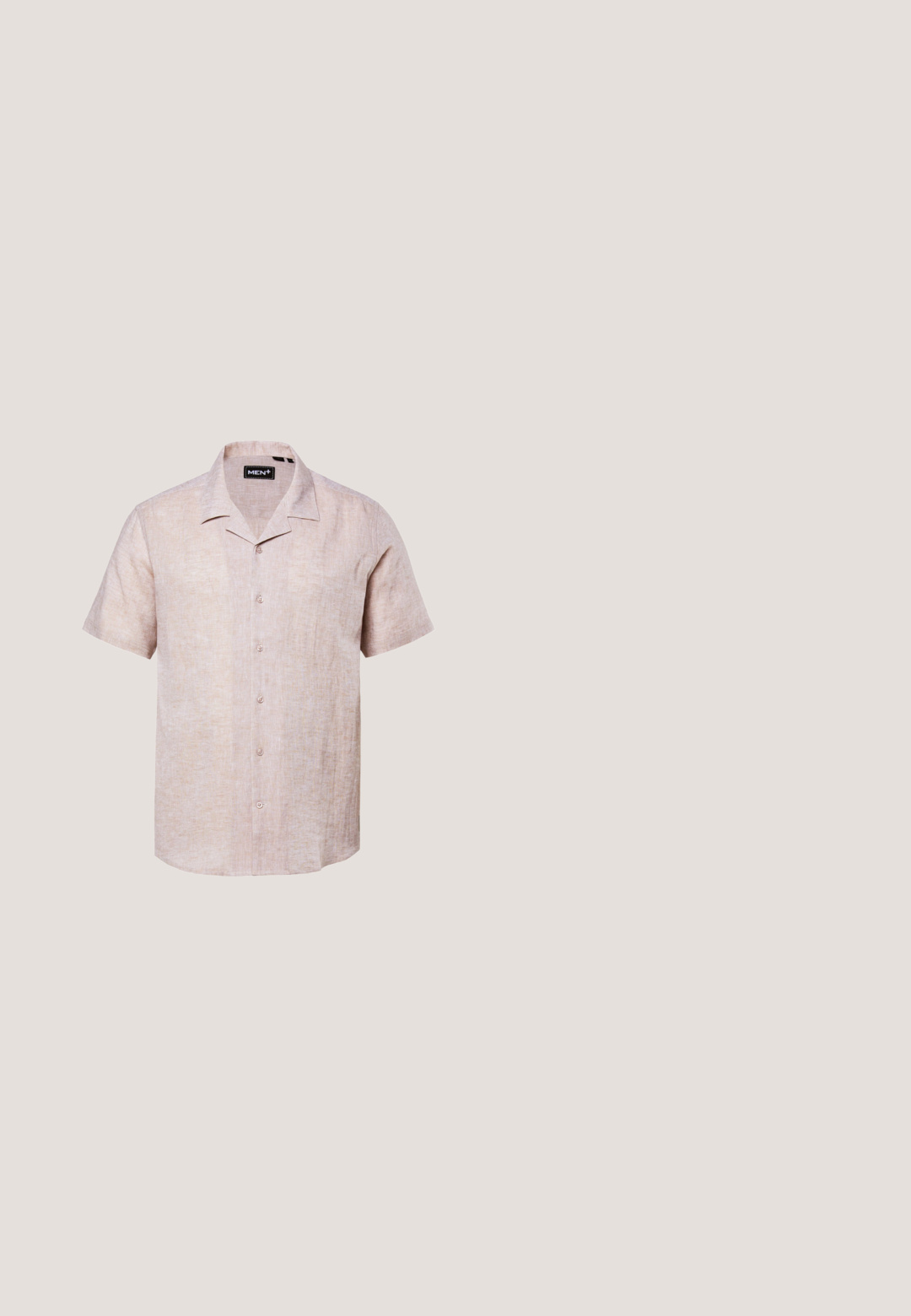 Beige Leinen-Hemd mit kurzen Ärmeln, Camp-Kragen und sieben vorderen Knöpfen, mit dem Etikett MEN+ im inneren Nacken.; Helle blaue Jeansshorts mit einem leicht ausgewaschenen Finish, umgeschlagenen Säumen, Fünf-Taschen-Design und einem Metallknopfverschluss.; Dunkelbraune Ledersandale mit zwei verstellbaren Klettverschlüssen und einer dicken, strukturierten Sohle.; Braune Schildpatt-Sonnenbrille mit runden Rahmen, grünen Gläsern und gemusterten Bügeln. Mit Markenlogo an einem Bügel.; Beige Canvas-Tragetasche mit braunen Griffen, schwarzem Coach-Label und Coach New York-Logo vorne in der Mitte.; Gewebter beiger Gürtel mit geflochtenem Design, braunen Lederakzenten und einer silbernen Metallschnalle. Strukturierte Oberfläche und flexibler Schnitt.