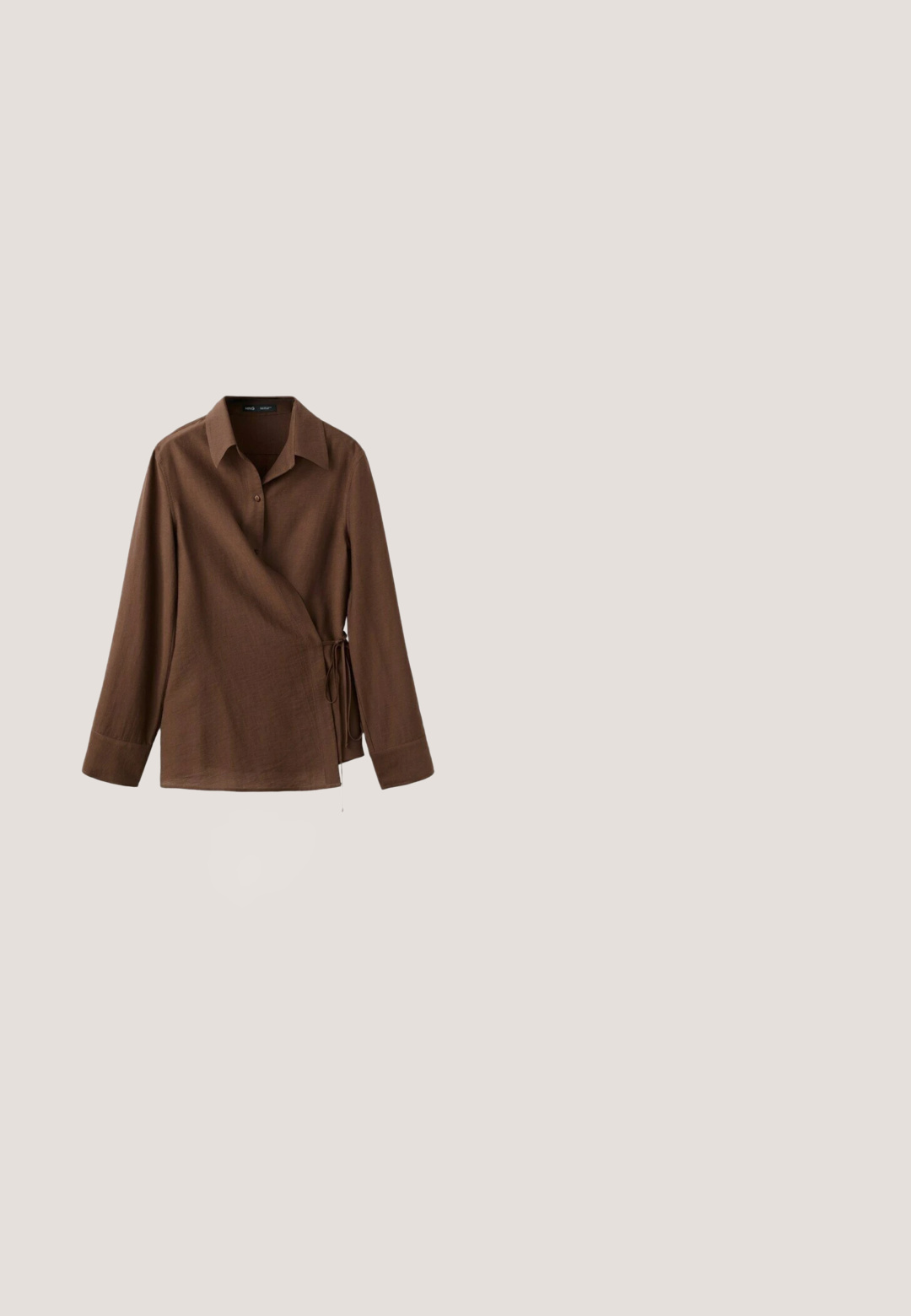 Chemise portefeuille marron à manches longues avec col, fermeture à boutons et nouée sur le côté, sur un fond blanc uni.; Pantalon marron foncé, coupe décontractée, avec taille et poignets élastiqués, fabriqué en tissu léger et fluide.; Sandale plate marron foncé avec trois larges brides en cuir croisées et une semelle fine.; Lunettes de soleil œil de chat noires avec des verres teintés marron vues de face sur un fond blanc.; Sac à main rectangulaire tissé marron foncé avec deux petites poignées et une pochette en tissu noire à cordon à l'intérieur.; Bracelet avec perles rondes polies en œil de tigre de tailles variées, reliées par une chaîne à fermoir doré sur fond blanc.