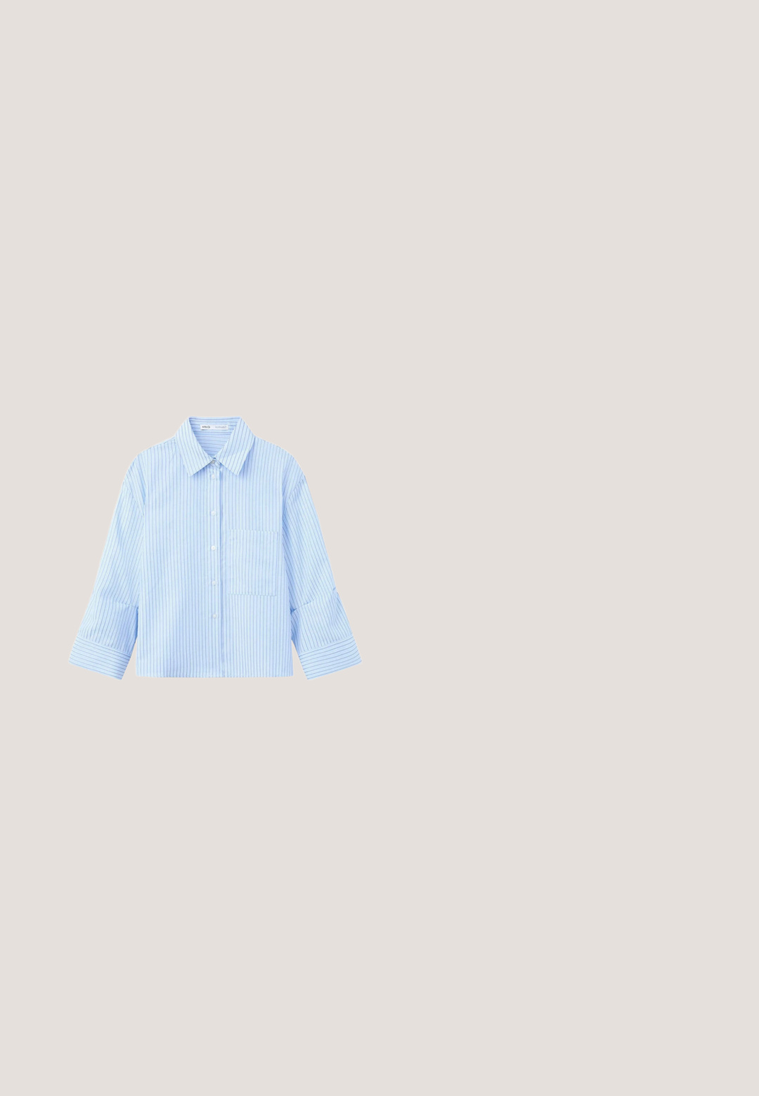 Lyseblå skjorte med lange ærmer, tynde mørke lodrette striber og en brystlomme foran, vist på en hvid baggrund.; Lyseblå viddejeans i denim med forlommer, bæltestropper og knaplukning.; Sort balletflade med en blank patentfinish og en kontrasterende sort ruskinds sløjfe på tåen. Flad sål. Minimalistisk design.; Sorte rektangulære briller med klare linser, der har afrundede kanter og sideaccenter, med en blank finish på stellet og arme.; Sort skinnende læderhåndtaske med to håndtag, lynlåslomme foran og aftagelig skulderrem på hvid baggrund.; Sort læderbælte snoet med en skinnende sølvfarvet rektangulær spænde og to bæltestropper på hvid baggrund.