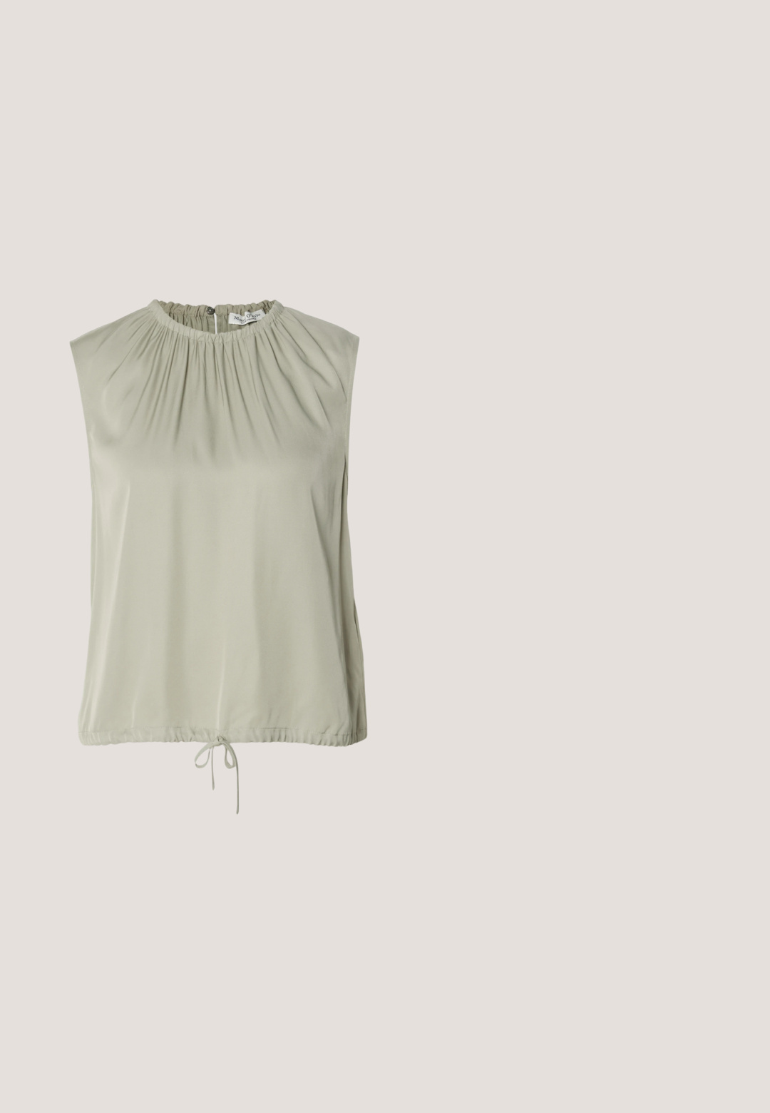 Top sans manches de couleur vert clair, fabriqué en tissu lisse. Présente un col froncé et un ourlet à cordon de serrage pour un ajustement réglable.; Jean large en denim noir avec taille haute, boutons sur le devant et deux poches avant ; texture lisse avec une légère finition décolorée.; Bottes en cuir noires arrivant au genou, avec un bout carré et un talon carré, présentées sur un modèle assis dans un manteau vert olive. Texture lisse, détails minimaux.; Lunettes de soleil noires avec une monture rectangulaire, des verres sombres, un matériau plastique lisse et un accent métallique sur la branche.; Sac à main en fausse fourrure noire avec une texture douce, une forme arrondie et une bandoulière en cuir noir robuste. Accent en métal argenté visible.; Paire de boucles d'oreilles créoles argentées brillantes avec fermoirs en fil fin, présentée sur un fond gris clair.