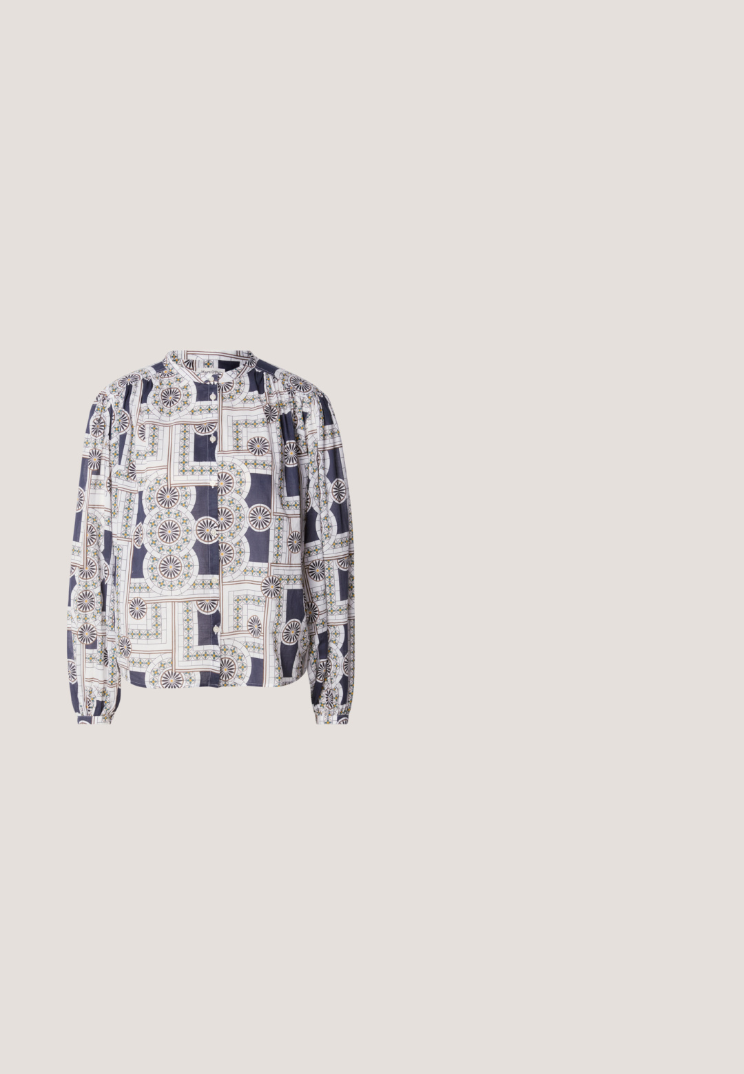 Mønstret bluse med rund halsudskæring, lange pufærmer, knaplukning, med geometriske designs i marineblå, hvid og grøn.; Lysblå denimjeans med høj talje, lige ben-design og en let udskæring ved kanten. Har syninger som accent og en lynlås foran.; Burgunderrøde læder Mary Jane-sko med en sort laktoej og tynd ankelrem; båret med mørkegrå ribbede strømper. Lav blokhæl.; Zign LEATHER - Shopping bags - chocolate brown; Sølv hoop ørestik med en poleret overflade, prydet med små guld accenter og en rund form, båret på øreflippen.; Brunt læderbælte rullet sammen med en skinnende gylden rektangulær spænde og lille rund metal logo nær spidsen.