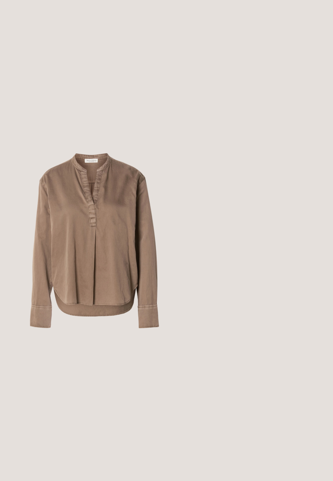 Blusa casual marrón de manga larga con cuello mandarín, pliegue delantero y dobladillo ligeramente curvado, extendida sobre un fondo blanco.; Pantalones beige a medida de una tela texturizada, con un diseño de pierna recta y plisados en la parte delantera. Sin hardware ni patrones visibles.; Call it Spring KAMELIE - Bailarinas con hebilla - dark brown synthetic; Bolso tote beige hecho de cuero sintético texturizado, con asas dobles y adornos en dorado. El diseño incluye un detalle frontal dividido.; Par de pendientes de aro doble brillante de oro con cierres de presión sobre un fondo blanco.; Cinturón de cuero marrón oscuro con una amplia hebilla cuadrada dorada, enrollado plano sobre una superficie blanca.