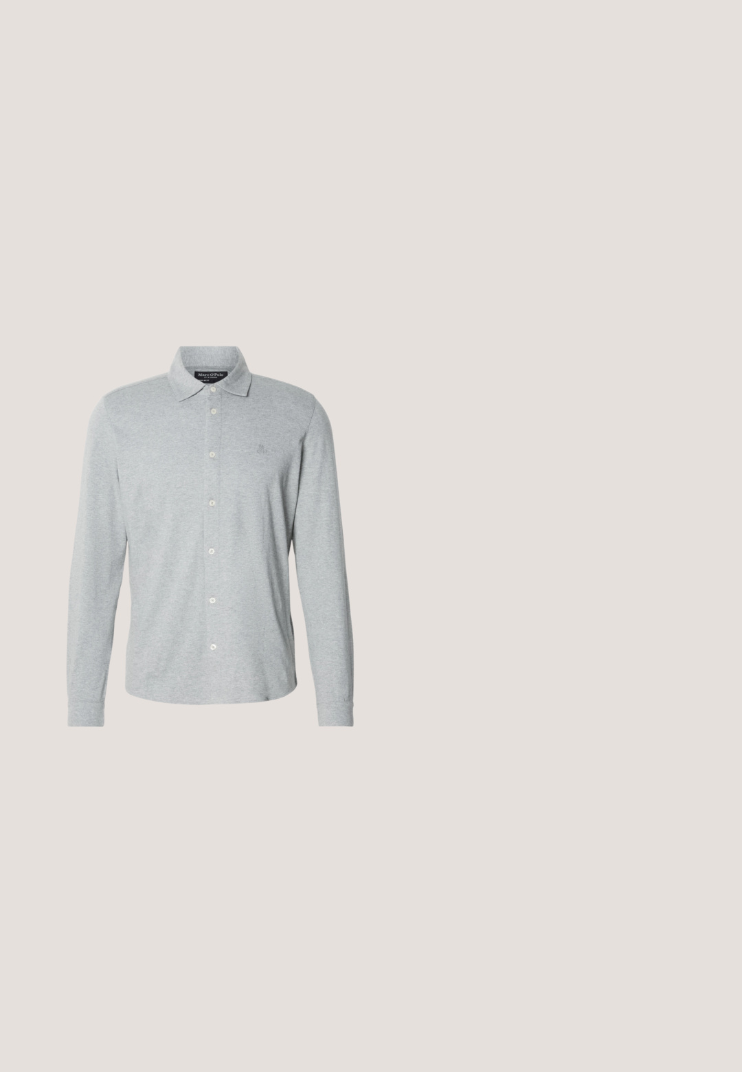 Langærmet grå poloshirt lavet af blød bomuld, med knaplukning foran, spidst krave og diskret logo på brystet.; Sorte bukser med lige pasform, der har en enkelt knaplukning, to for-lommer og en glat, let stofstruktur.; Sort læderloafer med glat finish, spids tå og sømdetaljer over vristen. Lav hæl og minimalistisk design.; Sort læder dufletaske med dobbelt håndtag, justerbar skulderrem, lynlås lukning og præget logo. Glat tekstur, afrundet form.; Hvid perlehalskæde med sølvfarvede rhinsten-afstandsstykker og en sølvfarvet kædelås, vist mod en ensartet lys baggrund.; Sort læderbælte med en sølvmetal spænde, der har en glat overflade og et klassisk design. Bæltet er pænt foldet.