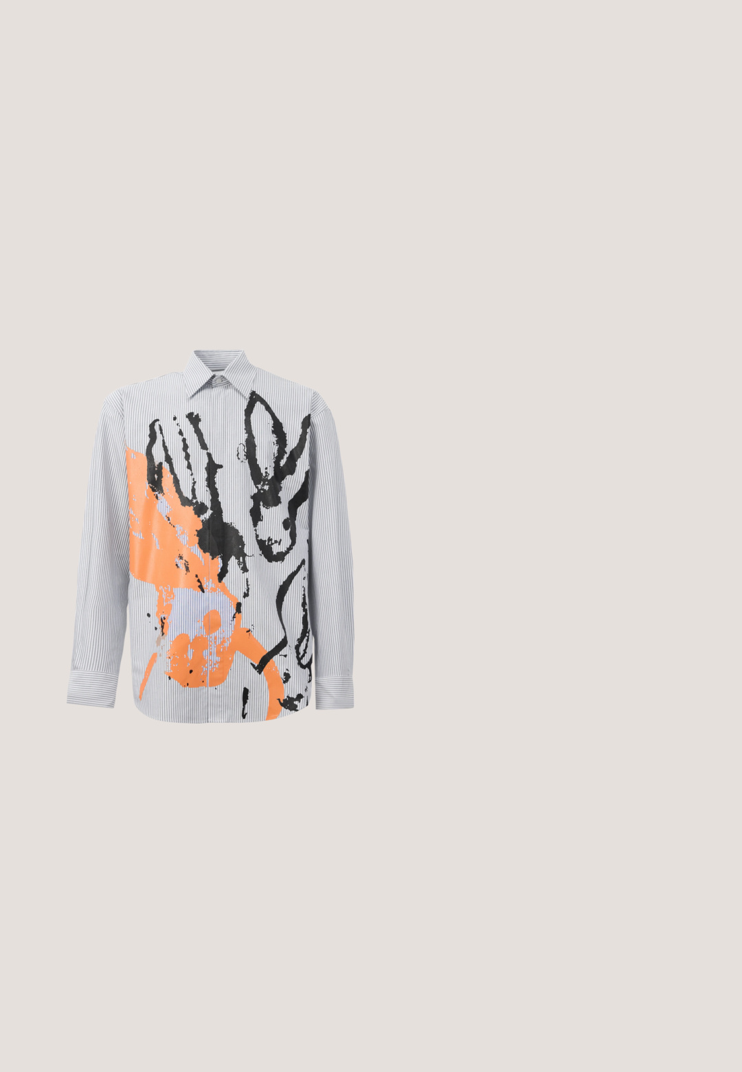 Chemise à rayures avec un design abstrait orange et noir, comprenant des contours d'animaux et des accents de coups de pinceau contemporains.; Pantalons larges noirs avec une texture lisse, dotés de deux plis avant, d'une fermeture à bouton et de poches latérales. Tissu durable.; Chaussure plate en cuir noir avec boucle latérale, pointes métalliques sur le dessus et détail argenté au talon, présentée sur fond blanc.; Lunettes de soleil à monture noire avec des verres rectangulaires teintés orange et des branches métalliques fines reposant sur une surface blanche.; Bracelet en perles noires avec des accents colorés en motifs, de forme rectangulaire et dotée d'un fermoir métallique. Texture lisse avec des segments de couleurs variées.; Paul Smith MEN BELT STRIPE BUCKLE - Ceinture - black