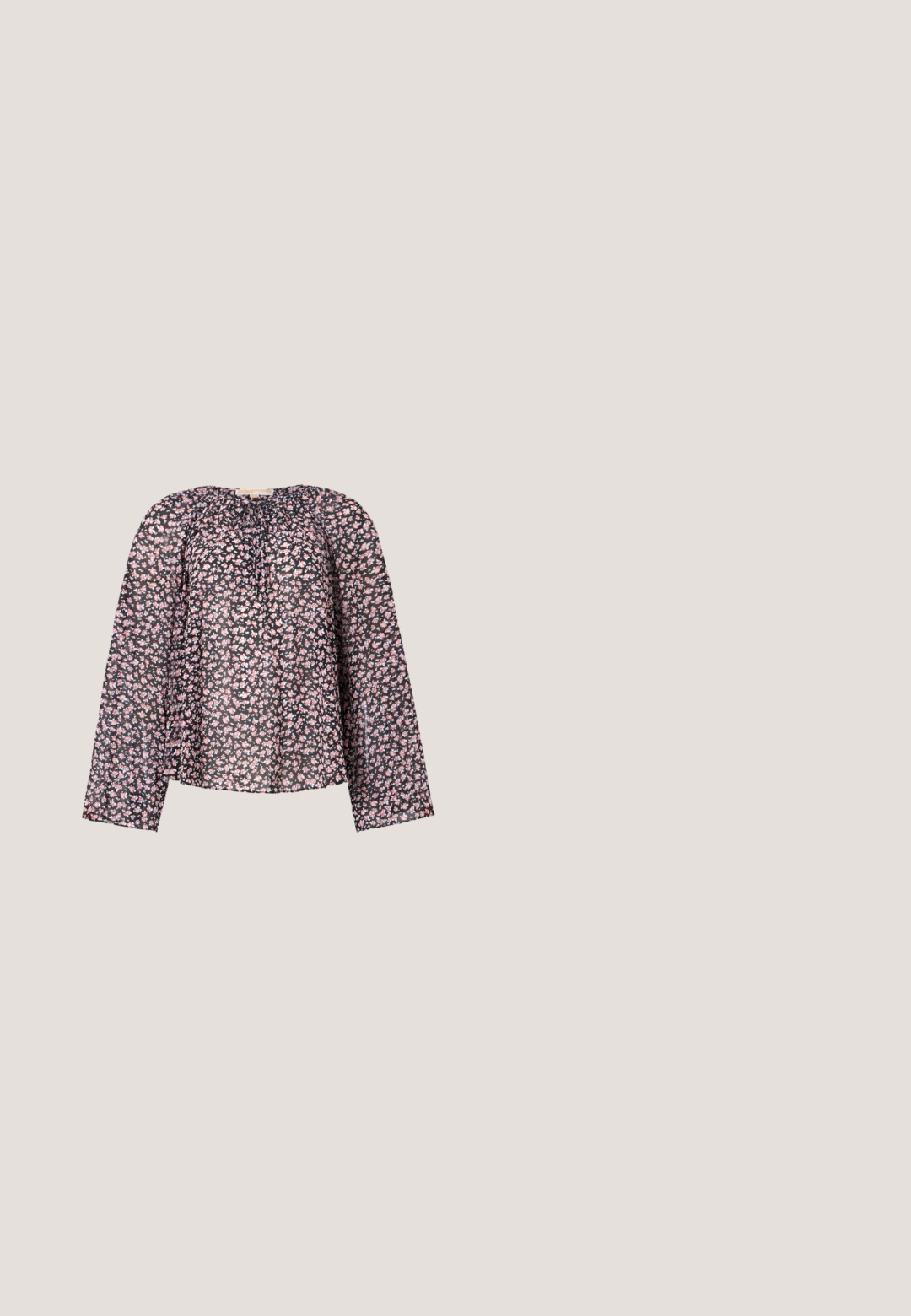 Blouse noire en transparence avec des manches longues, ornée d'un motif floral de fleurs roses et blanches, avec un col froncé et une coupe ample.; Jean en denim bleu foncé avec une coupe droite, style cinq poches, fermeture éclair à l'avant et bouton. Tissu durable avec des détails de couture subtils.; Ballerines en cuir noir avec un bout rond, texture lisse, détails de couture minimalistes et design de semelle flexible.; Lunettes de soleil noires en forme de carré avec des verres foncés et des branches noires brillantes. Présente un accent matériel circulaire en or sur le côté. Texture lisse dans l'ensemble.; Petit sac à épaule en cuir noir avec sangle réglable et fermeture éclair dorée, avec un texte de marque doré discret sur le devant.; Boucles d'oreilles créoles argentées avec un design torsadé. Bords arrondis et finition brillante. Fermoirs ouverts pour un port facile. Texture lisse sur toute la surface.