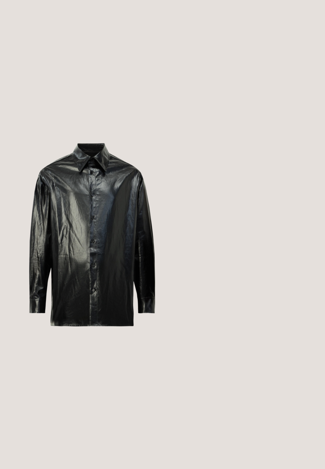 Zwarte overhemddas met lange mouwen, gemaakt van glanzend, glad materiaal. Heeft een klassieke kraag en een zichtbare knoopsluiting.; Zwarte, hooggesneden, uitlopende broek van glanzend vinyl met zijzakken, een ritssluiting en zichtbare stikdetails.; Zwarte gepolijste leren Oxford veterschoen voor heren met lage hak en ronde neus, zijaanzicht tegen een witte achtergrond.; Zwarte geometrische zonnebril met donker getinte lenzen en een rechte dubbele brug, liggend op een lichtgrijze ondergrond.; Urban Classics FLASHY CHAIN NECKLACE UNISEX - Ketting - gold-coloured; Zwarte leren riem met een glanzende metalen gesp en een bevestigd zilveren kettingdetail, met een gladde textuur en verstelbare maatgaten.