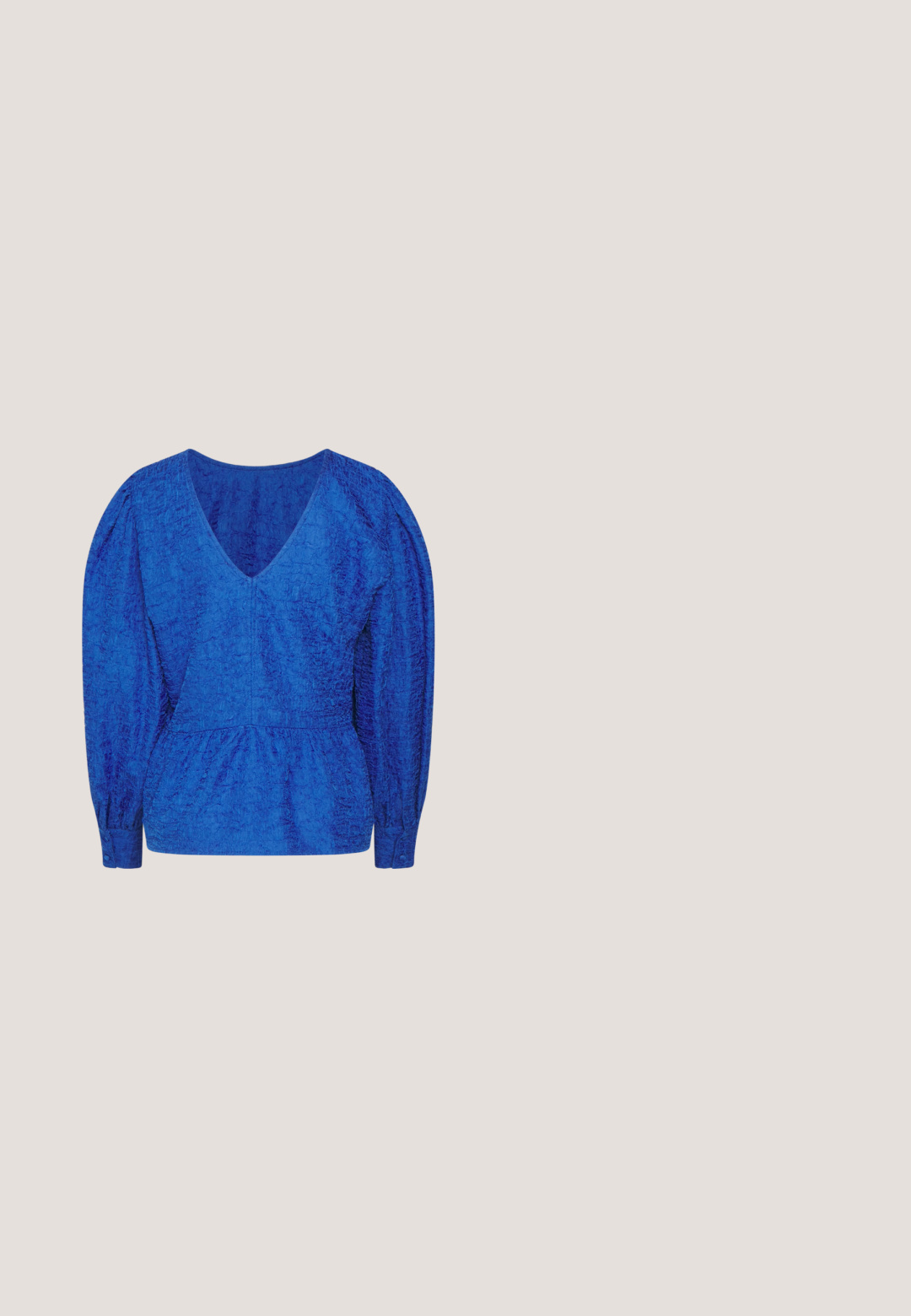 Modström BISOU  - Blouse - bright ocean; Zwarte leren kokerrok met een gladde textuur, voorzien van twee ritszakken aan de voorkant en een getailleerde pasvorm.; Zwarte leren enkellaarzen met een spitse neus en een lage, gestapelde hak, gecombineerd met witte wijde broek. Glad textuur, gestroomlijnd ontwerp.; Heldere plastic vierkante monturen met doorzichtige glazen, gekenmerkt door gouden accenten op de slapen voor extra detail.; Zwarte lederen schoudertas met een afgeronde driehoekige vorm en verstelbare riem op een effen lichte achtergrond.; Gouden oorringen met een gestructureerd, onregelmatig ontwerp. Ze zijn voorzien van een veilige sluiting en een gladde, reflecterende oppervlakte.