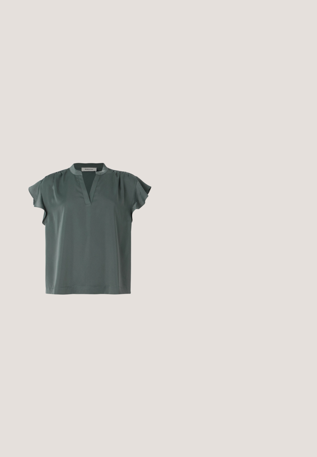 Blouse à manches courtes couleur olive en tissu lisse avec un col en V et des détails plissés aux épaules. Coupe décontractée avec un ourlet droit.; Pantalons à jambes larges vert olive en tissu lisse, dotés d'une taille haute, de plis sur le devant et de poches latérales pour plus de fonctionnalité.; Chaussure plate en cuir verni noir avec un bout pointu, une sangle de cheville avec boucles, et une texture lisse et brillante. Talon bas pour le confort.; Sac à épaule en cuir noir avec une sangle à boucle, des bords arrondis et des coutures blanches contrastées sur un fond uni.; Boucle d'oreille en argent avec une finition polie, présentant de petits détails en or et de forme ronde, portée sur le lobe.; Ceinture en cuir noir avec une boucle rectangulaire en or. La ceinture a une texture lisse et un subtil détail de couture le long des bords.