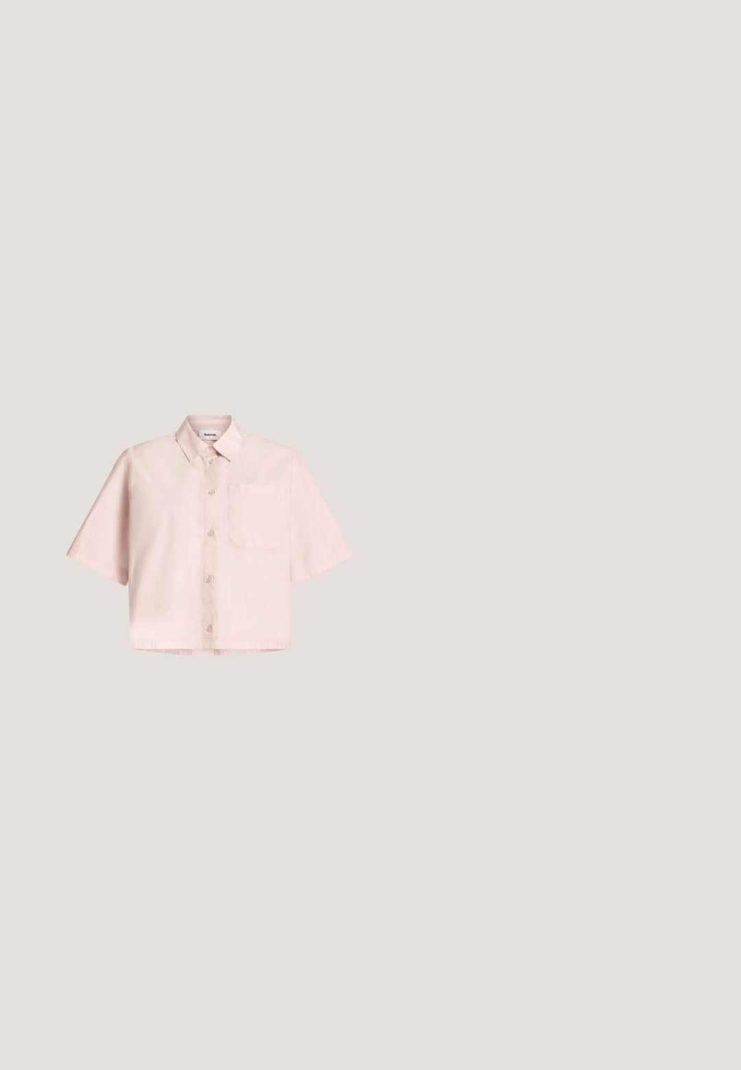 Chemise rose clair à manches courtes avec boutons, col pointu et une poche poitrine unique, présentée sur un fond gris clair uni.; Pantalon large bleu marine à taille haute avec quatre boutons décoratifs en or sur les côtés avant.; Botte femme en daim noir montante jusqu’au genou avec talon bloc et bout pointu, avec une petite étiquette logo dorée près du haut à l’arrière.; Lunettes de soleil rectangulaires Vogue noires avec des verres teintés foncés et des branches fines, présentées sur un fond clair uni.; Foulard triangulaire noir avec de petits clous argentés dispersés le long des bords inférieurs, drapé pour montrer son tissu doux et ses extrémités pointues.; Sac à main en daim noir avec des clous ronds argentés, deux poignées courtes et une bandoulière amovible sur fond blanc.