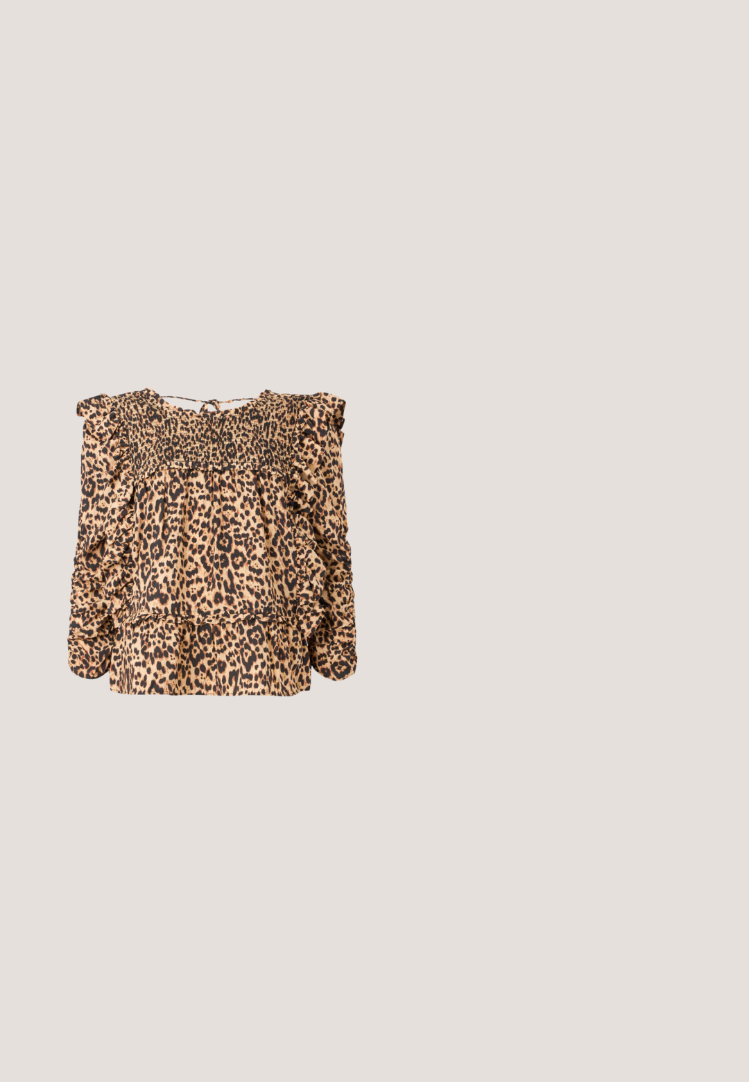 Blouse à imprimé léopard présentant un buste froncé, des manches volantées et une coupe décontractée ; fabriquée en tissu léger dans des tons beiges et noirs.; Jean noir à jambes larges en denim. Taille haute avec fermeture à bouton et design à cinq poches. Texture lisse avec une décoloration minimale.; Escarpins à talon aiguille en cuir noir, avec un design à bout pointu, présentant une découpure à l'avant et un talon fin.; Lunettes de soleil enveloppantes noires avec verres à dégradé foncé et décorations dorées ornées sur les branches larges.; Petit sac pochette métallique dorée avec fermoir argenté et chaîne sur un fond clair uni.; Paire de boucles d’oreilles créoles brillantes en or de forme abstraite avec des surfaces irrégulières et texturées sur fond blanc uni.