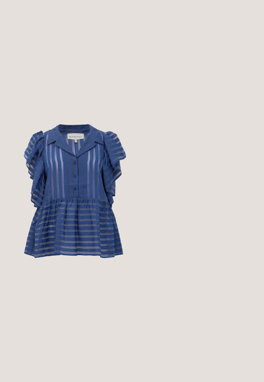 Blå kortærmet bluse med lodrette og vandrette striber, knaplukning foran, rynkede ærmer og peplumkant.; Denim nederdel med en lys til mørk blå gradient, knælængde, med lige snit, frontslids og klassisk knap- og lynlås-lukning.; Sort læderstøvle til knæet med en tekstureret overflade. Har en rem med guldspænde. Rund tå og lav stablet hæl.; Katteøje-solbriller med en sort ramme, gradient grå linser og et stribet mønster på stængerne. Teksturerede detaljer tilføjer karakter.; Bordeaux læder skuldertaske med en buet klap, en forlommer og et guld logo. Udstyret med en enkelt rem for nem transport.; Sølvøreringe med forlængede ovale led, der har en poleret overflade og en struktureret dråpevedhæng. Enkel design med glatte kanter.
