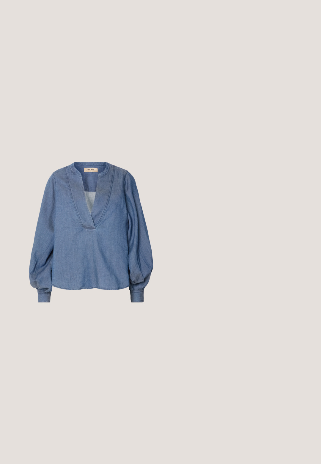 Lys blå denimbluse med dyb V-hals, ballonærmer og en afslappet pasform. Har struktureret syning langs halsudskæringen og manchetterne.; Beige midi-nederdel med bred elastisk talje med mærkenavn. Blødt, flydende materiale med glat tekstur og enkelt design.; Mørkebrun ruskind slingback-sko med spids tå og blokhæle, vist på en lysegrå baggrund.; Lyserød håndtaske med en buet form, lavet af tekstureret materiale. Har en flad rem og en låsedetalje i guldton på forsiden.; Smykkesæt i guldfarve, der inkluderer en halskæde og armbånd, begge prydet med cirkulære klare krystaller og sammenkoblede sektioner, glat overflade.; Sort læderbælte snoet med et gyldent rektangulært spænde og to matchende gyldne bæltestropper på en lys baggrund.