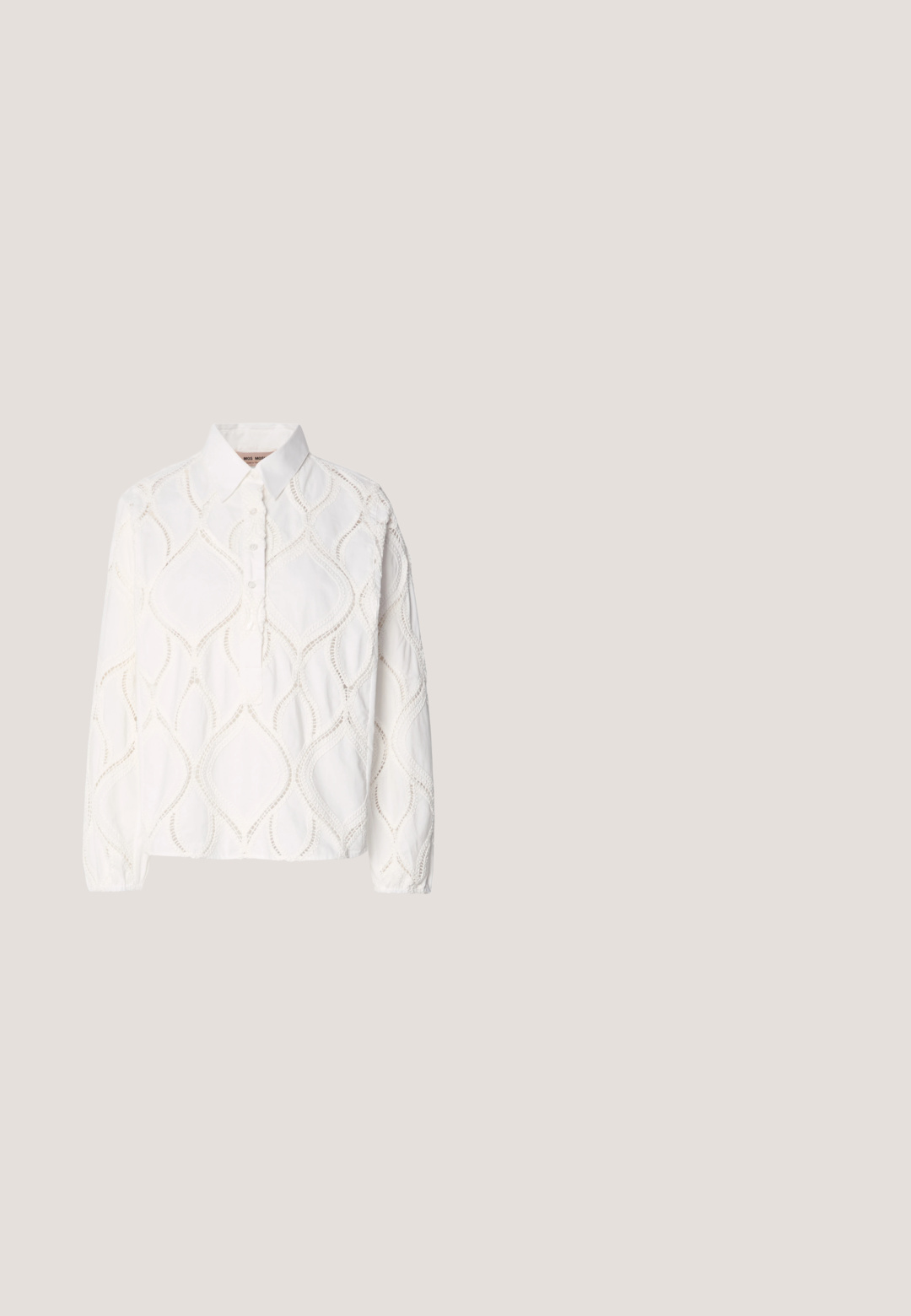 Blusa blanca de manga larga con cuello, que presenta un bordado texturizado en forma de diamante y una tapeta con botones. Tejido suave y ligero.; Pantalones vaqueros de corte recto en azul oscuro con costuras naranjas, cinco bolsillos y cierre de botón, colocados planos sobre un fondo claro.; Botas de cuero negras hasta el tobillo con puntera puntiaguda, que presentan una correa de cuero en la parte delantera y un detalle de hebilla plateada, además de un tacón bajo y cuadrado.; Bolso tote de cuero negro con superficie texturizada, herrajes en plata y asas dobles. Presenta acento de logo en la parte frontal y diseño de apertura superior.; Pendientes de stud en tono dorado, con un diseño irregular y suave, que presenta una superficie reflectante y bordes ondulados. Sin adornos adicionales.; Cinturón de cuero negro con hebilla metálica dorada que presenta un detalle trenzado en la cadena. Correa plana que se estrecha hasta un extremo puntiagudo.
