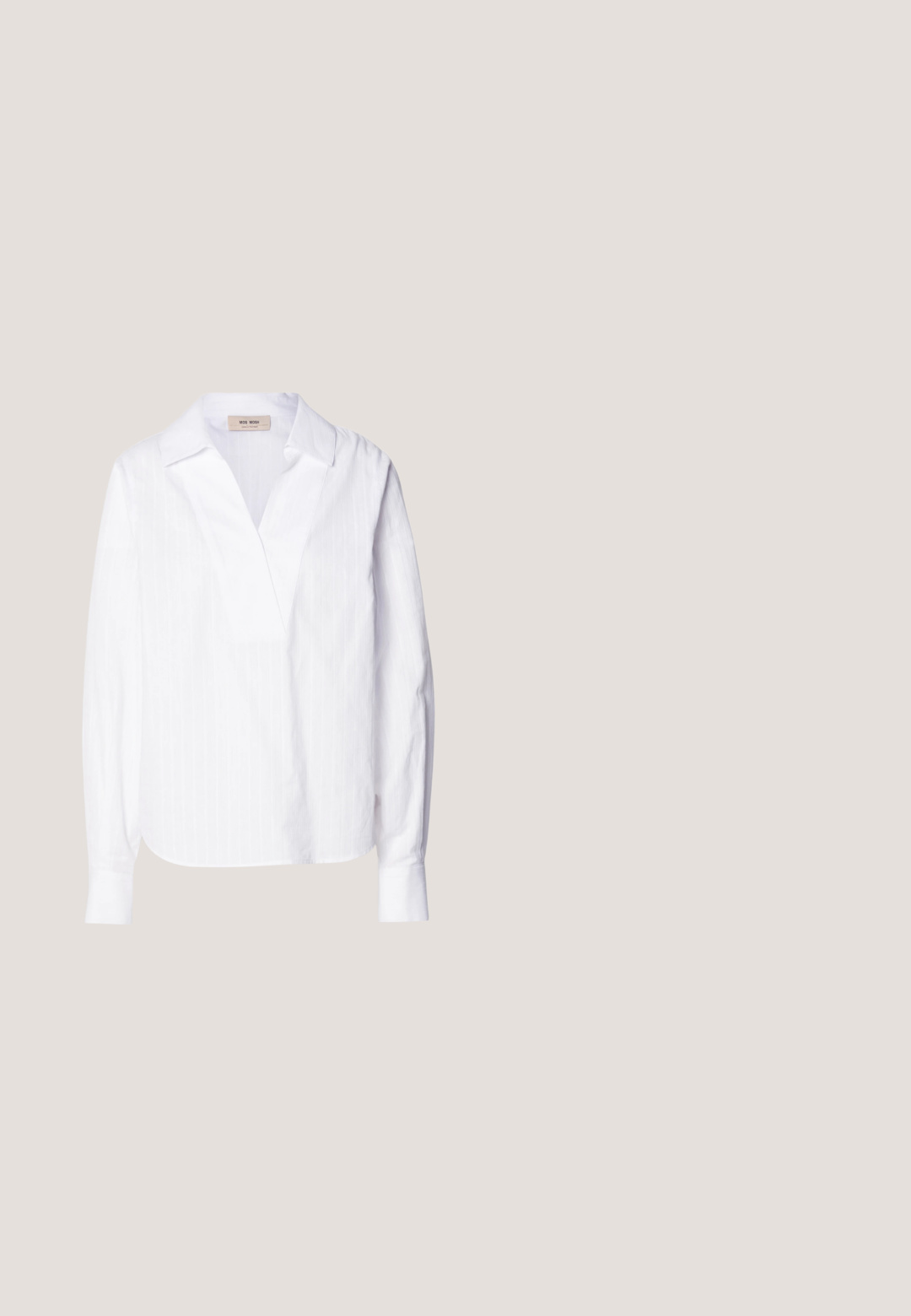 Hvid langærmet skjorte lavet af letvægts tekstureret stof, med V-hals, oversize krave og subtile lodrette striber.; Sorte denim brede ben jeans med høj talje, forknapper og to forlommer; glat tekstur med en let falmet finish.; Hvide lavtop sneakers med en glat lærredsoverdel, rund tå og tyk gummisål. Har snørebånd foran og et minimalistisk design.; Sort læder tote taske med to skulderremme, prydet med et blomsterprint silkeslør bundet om håndtaget og en metallisk logo detalje på forsiden.; Sølv hoops øreringe med en glat, shiny finish. Rundet form med en sikker lukning. Minimalistisk design med en subtil twist-detalje.; Sort læderbælte med en sølv rund spænde, flad design, spids ende, glat tekstur og minimalistisk stil.