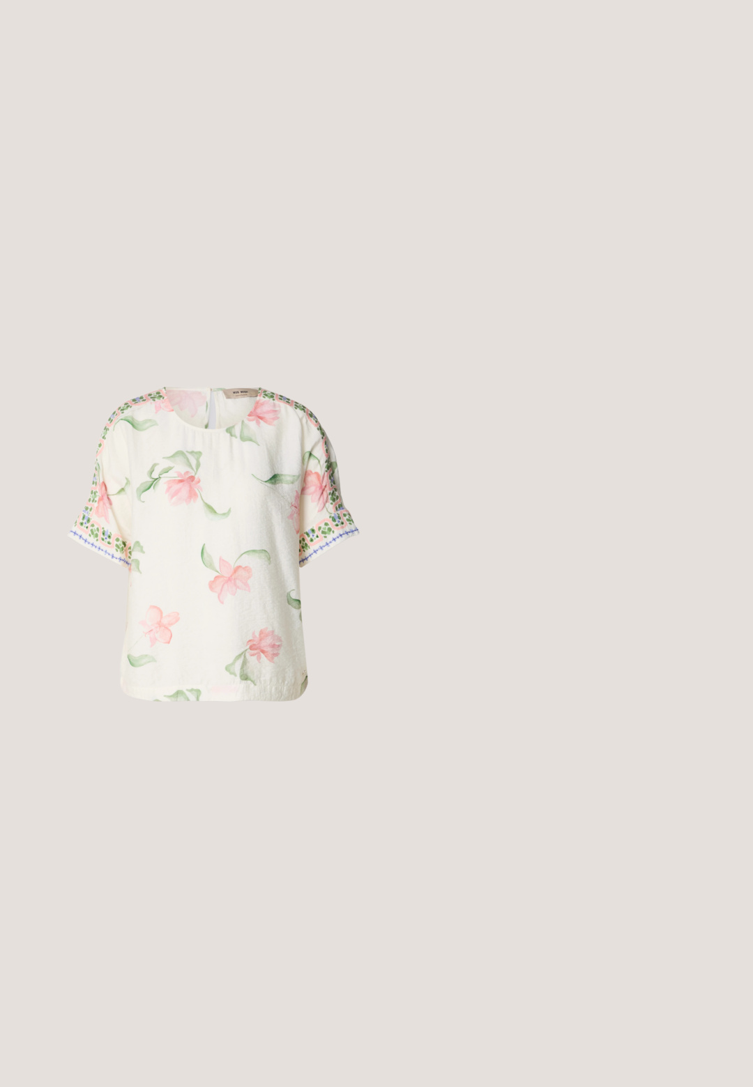 Kortærmet cremefarvet bluse med rosa blomstermønster og grønne blade, med dekorative grønne og blå kantmønstre på ærmerne.; Hvide shorts med et skræddersyet design, flad front, to sidelommer og en ren kant. Fremstillet af et glat stof uden synlige mønstre.; Sorte høje hæle sandaler med flere tynde stropper over tæerne, en enkelt ankelstrop med en gylden spænde og en firkantet tå.; Hobo-taske i cremefarvet læder med en enkelt skulderrem, glat tekstur og et guldfarvet spænde foran.; Sølv hoop ørestik med en poleret overflade, prydet med små guld accenter og en rund form, båret på øreflippen.; Hvidt læderbælte med sort syning og ovalt guldfarvet metalspænde, lagt sammenrullet på en ensartet lys baggrund.