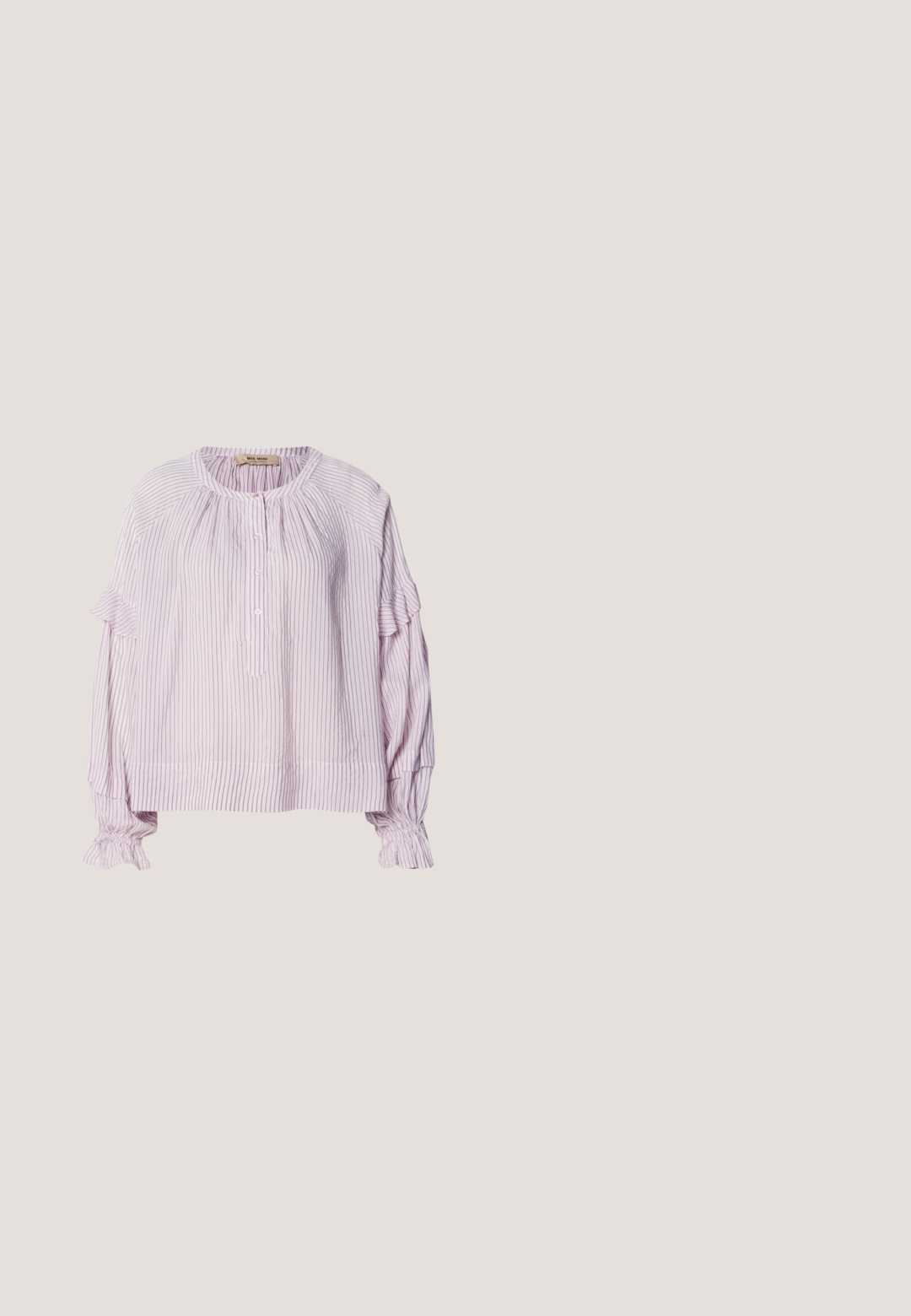 Blusa de color púrpura claro con rayas blancas verticales, cuello redondo, cierre de botones y acentos con volantes en las mangas y el dobladillo. Tejido suave y texturizado.; Pantalones de pierna ancha plisados en tejido de color beige claro con una textura suave, que cuentan con una cintura fruncida y dos botones negros en la cinturilla.; Bailarinas de ante beige estilo Mary Jane con punta afilada y una sola correa ajustable con hebilla de plata. Suela plana negra.; Montura de gafas rectangular translúcida de color marrón claro con lentes transparentes, exhibida sobre un fondo blanco.; Bolso pequeño blanco con doble asa, solapa frontal y correa de hombro desmontable con cierre dorado sobre fondo blanco liso.; Pendiente de aro de plata con un acabado pulido, que presenta pequeños detalles en dorado y una forma redonda, llevado en el lóbulo.