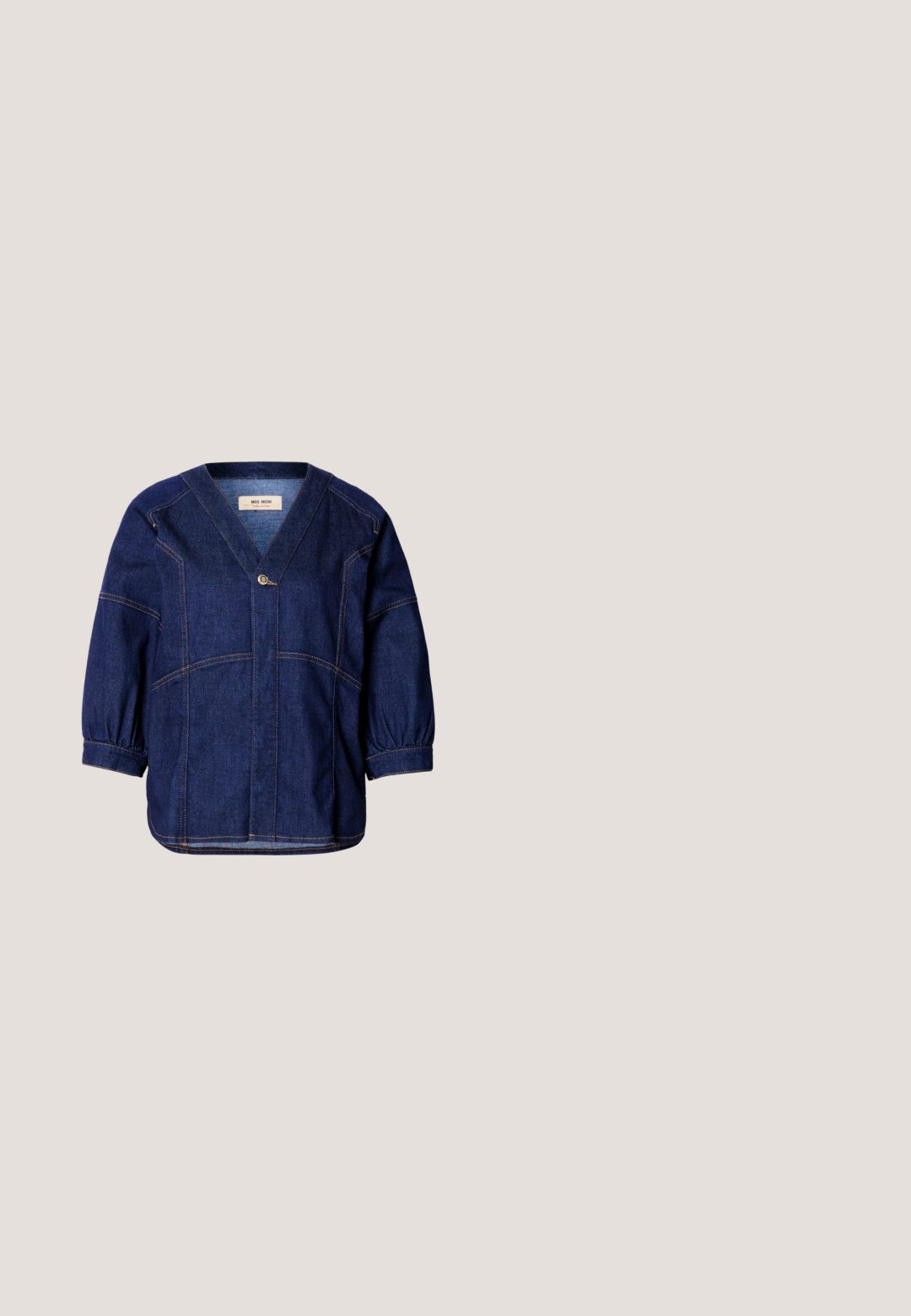 Veste en denim bleu foncé avec un col en V, des manches ample et des poignets froncés. Présente des coutures contrastantes et un seul bouton sur le devant.; Jean large taille haute bleu clair avec bouton et fermeture éclair à l'avant, poches avant et arrière, sur fond blanc.; Botte de cowboy en cuir marron avec des coutures décoratives, inclinée vers le haut sur une surface en bois avec un arrière-plan flou d'herbe verte.; Sac à main en cuir marron, de forme arrondie, avec deux poches zippées à l'avant et une bandoulière amovible. Il présente des éléments en métal argenté et des coutures.; Paired boucles d'oreilles en métal doré poli de forme irrégulière avec un centre ouvert sur un fond blanc uni.; Ceinture en daim marron avec boucle ovale argentée et œillets métalliques, enroulée sur fond blanc.