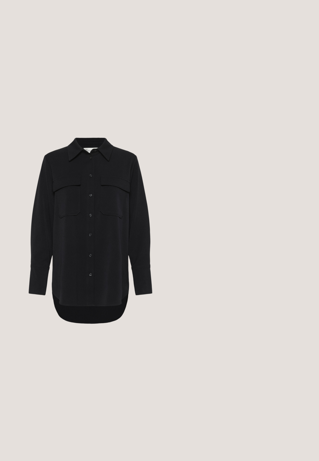 My Essential Wardrobe MWSILLE HACE - Skjortebluser - black; Sorte linned bukser med vid ben, elastisk talje og opfoldede cuffs, der har en glat tekstur og en løs, afslappet pasform.; Sort slingback-pumps i laklæder med blokhæl, spids tå, sløjfeaccent og guldbæltespænde på ankelremmen samt prydelse på tåen.; Sorte plastik solbriller med en bred katteøjeform og mørkt tonede linser. Har diskrete guldaccenter på stellet.; Sort læder skuldertaske med halvmåneform og enkelt rem, med en lille vertikal metalaccent øverst i midten.; Guldfarvet, glat båndring med et afrundet design. Har en sømløs, poleret overflade med en let indrykning langs siden.