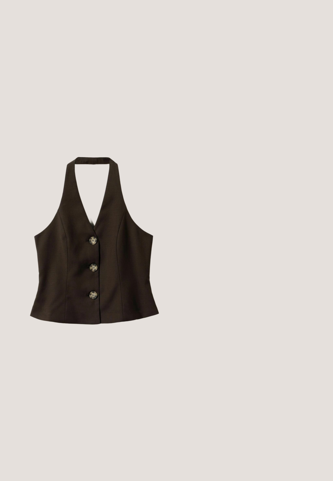 Haut sans manches marron foncé à col montant avec un profond décolleté en V et trois grands boutons ronds sur le devant, coupe cintrée à la taille.; Pantalon marron foncé sur mesure avec plis à l'avant, poches latérales, passants pour ceinture et fermeture éclair dissimulée à l'avant.; Mocassins en suède marron avec un bout cousu en mocassin, semelle plate en caoutchouc noir et une sangle décorative ainsi que des détails.; Lunettes de soleil rectangulaires écaille de tortue avec des verres marron et des accents dorés sur les branches, posées sur une surface blanche.; Sac messager en suede marron foncé avec une poche à rabat à l'avant, deux poches zippées sur les côtés et des anneaux en métal doré.; Ceinture en daim brun foncé avec une boucle rectangulaire dorée et un fermoir à boucle dorée sur fond blanc.