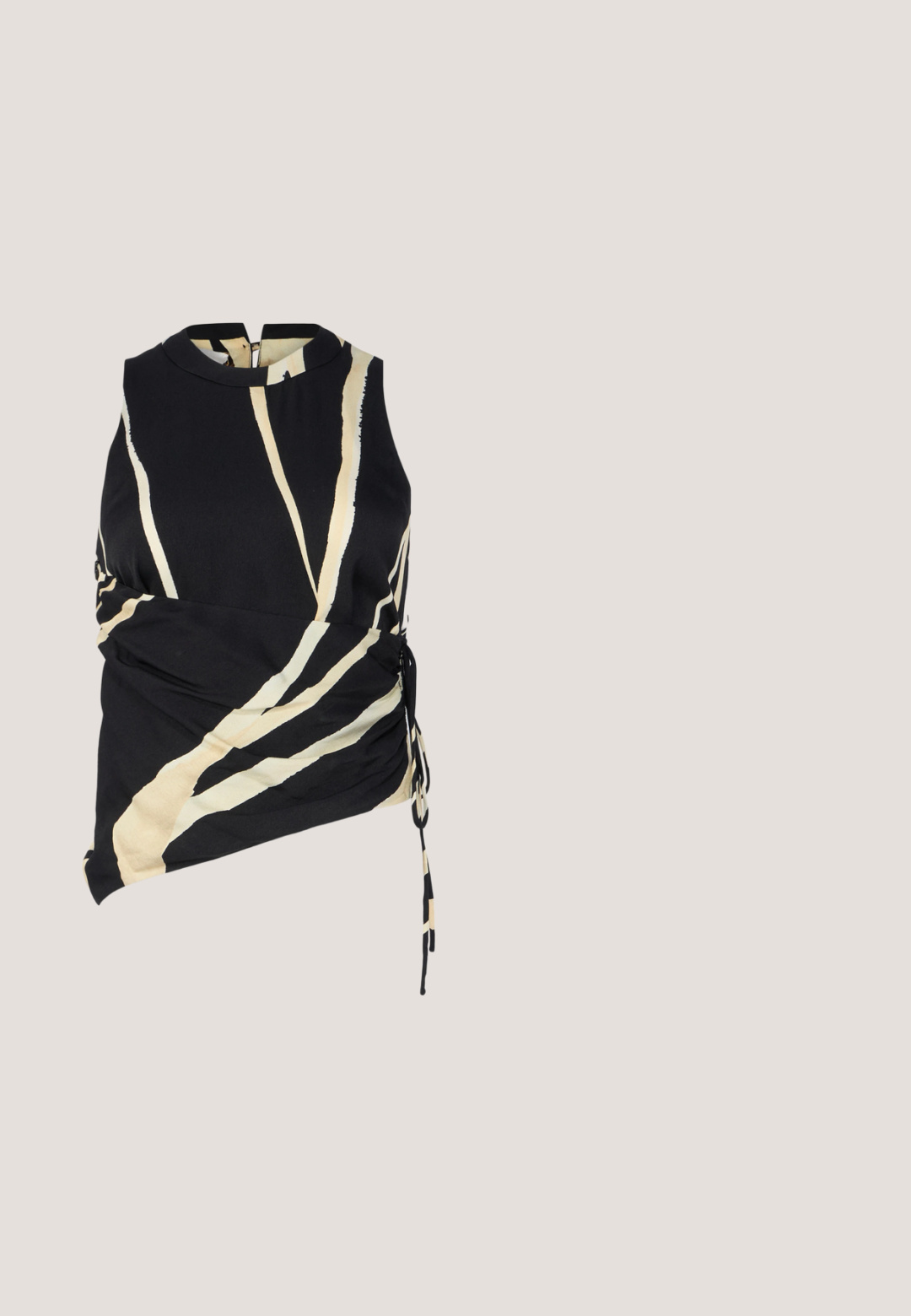 Haut sans manches noir avec des rayures diagonales crème. Présente un ruché sur les côtés et un col montant. Tissu léger avec une texture lisse.; MM6 Maison Margiela MIDI  - Jupe plissée - black; Mules noirs en cuir à enfiler avec un bout pointu, une texture froncée et un petit talon aiguille. Présente un détail à cordon au niveau de l'ouverture.; Cape en satin noir avec un détail de nœud torsadé au niveau de l'encolure, texture lisse, et étiquette visible à l'intérieur du col.; Sac en cuir noir avec un design tissé. Forme rectangulaire, courte anse et sangle ajustable. Texture lisse avec une finition mate.; HUGO KREIT PISTIL CHAIN - Boucles d'oreilles - gold-coloured