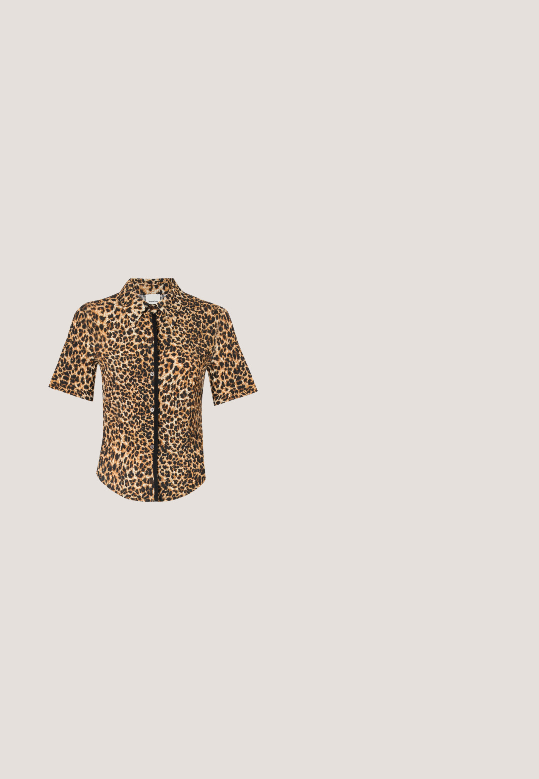 Chemise à manches courtes à boutonner, ornée d'un imprimé léopard dans des tons de marron et de noir. Texture lisse avec un col classique et une patte de boutonnage sur le devant.; Pantalons amples à motifs marron avec un design à pois noirs, fabriqués dans un tissu brillant, dotés d'une taille élastique pour le confort.; Mule à talon haut imprimé léopard marron et noir avec bout pointu et une fine bride sur le dessus du pied.; Lunettes de soleil en écaille brunâtre avec des verres carrés surdimensionnés, arborant cinq embellissements sur la monture, un design élégant et une finition brillante.; Pochette en fausse fourrure marron avec fermoir et chaîne dorés. Texture douce, forme triangulaire, et aspect légèrement duveteux.; Boucles d'oreilles créoles en or massif avec un design tubulaire légèrement tordu et des fermoirs à tige sur un fond blanc.