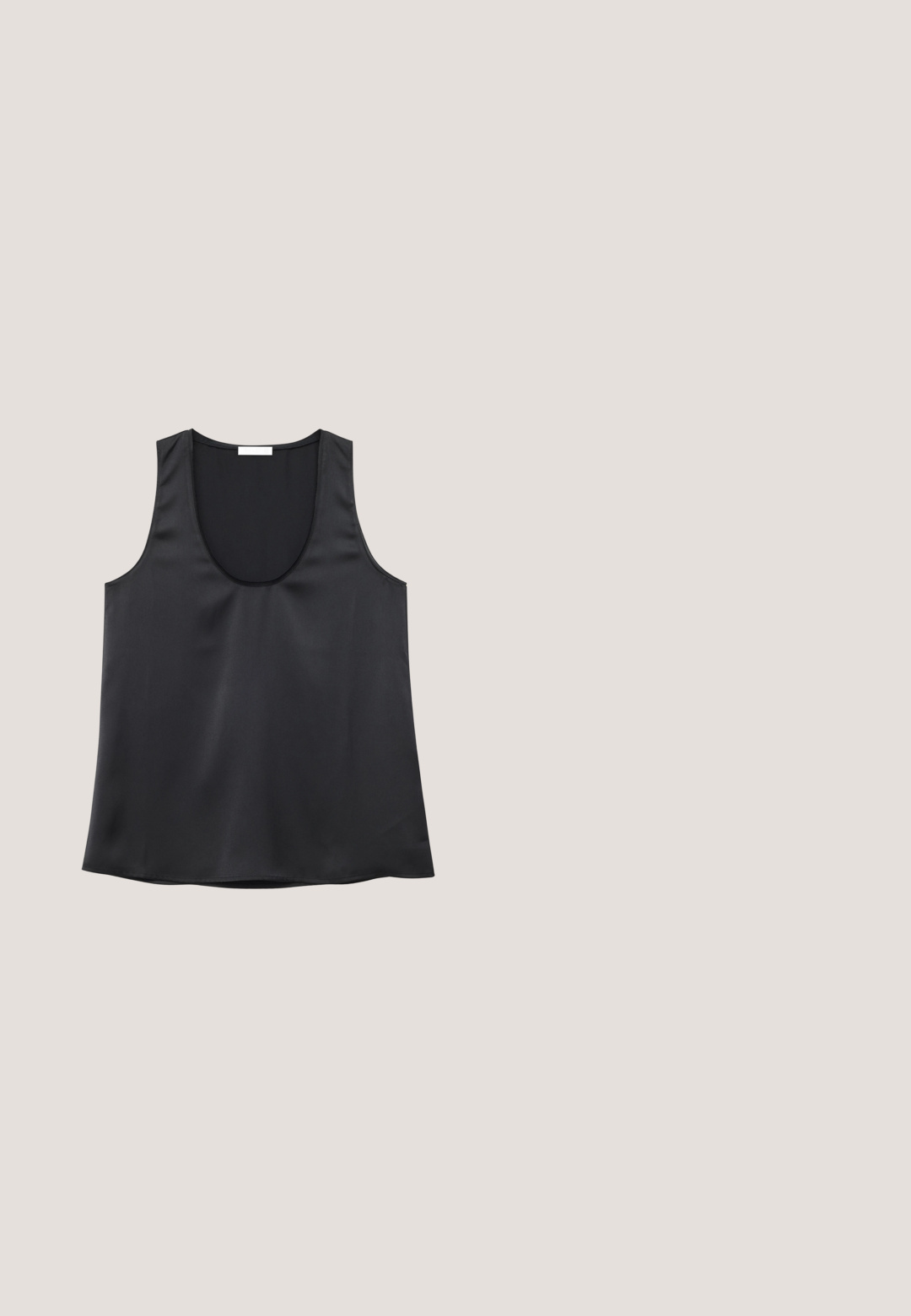 Débardeur noir en satin sans manches avec encolure dégagée et coupe décontractée, présenté sur un fond blanc.; Pantalons larges noirs avec taille élastique, présentés à plat sur un fond clair.; Escarpin en cuir noir avec un bout pointu et un petit talon carré. Équipé d'une fine bride de cheville avec une boucle pour un ajustement sécurisé. Texture lisse.; Lunettes ovales noires avec une monture en plastique brillante et des verres transparents, présentées légèrement en angle sur un fond blanc.; Sac à main rectangulaire en cuir noir avec deux poignées supérieures, fermeture à torsion dorée, et bandoulière chaîne dorée détachable sur fond blanc.; Collier en chaîne en argent avec un petit pendentif en forme de cœur lisse. La chaîne est délicate, dotée d'un fermoir à homard et de maillons de réglage.