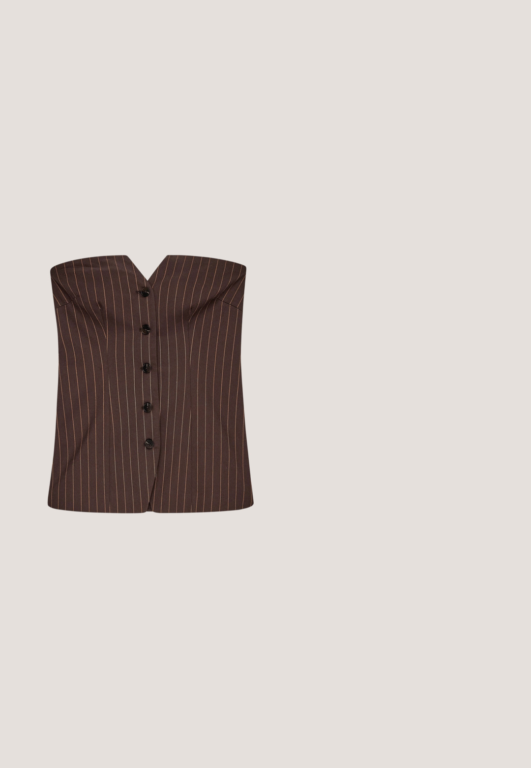 Top de corsé marrón con líneas en forma de pinstripe y escote en V, que cuenta con cinco botones negros en la parte frontal y un diseño estructurado y ceñido.; Falda acampanada hecha de una tela ligera, con un patrón abstracto en negro y crema que presenta una textura suave y fluida, y detalles de abertura lateral.; Tacones altos de salón con estampado de leopardo, punta afilada, tacón negro brillante y correa ajustable en el tobillo. Material suave con un acabado texturizado.; Gafas de sol con lentes ovaladas marrones, montura de plástico negro y varillas delgadas. Textura suave con un diseño minimalista.; Bolso de hombro de cuero marrón oscuro brillante con una sola correa ancha y detalle de hebilla en un lado, colocado sobre un fondo claro y sencillo.; Pendientes de tono dorado con lazos entrelazados en granate y blanco. El diseño incluye una textura suave con detalles metálicos brillantes.