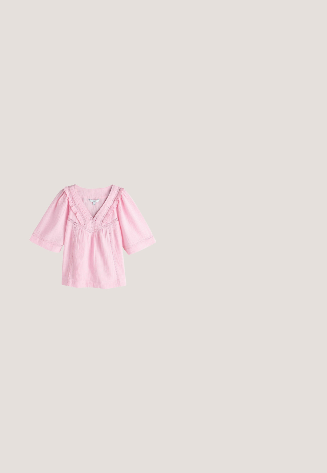 Lichtroze blouse met driekwart mouwen, V-hals, ruches langs de rand en kantdetails op de voorkant en mouwen, gemaakt van gestructureerde stof.; Lichtblauwe spijkerbroekshorts met een hoge taille, vier zakken en een knoopsluiting. Beschikt over een klassieke rechte broekspijp en een rafelige zoom.; Tane suède enkellaarsjes met een puntige neus, een kleine gestapelde hak en decoratieve stiksels aan de voorkant. Gladde textuur, eenvoudig ontwerp.; Ronde bruine zonnebril met donkerbruine lenzen en gouden scharnieren, tentoongesteld op een wit oppervlak.; Campomaggi C039420ND_X2273_C0001_UN_BORSA MONOSPALLA_EDERA - Handtas - cognac; Gouden cuffarmband met een gedraaide ontwerp, een gladde textuur, open uiteinden en een minimalistische esthetiek.