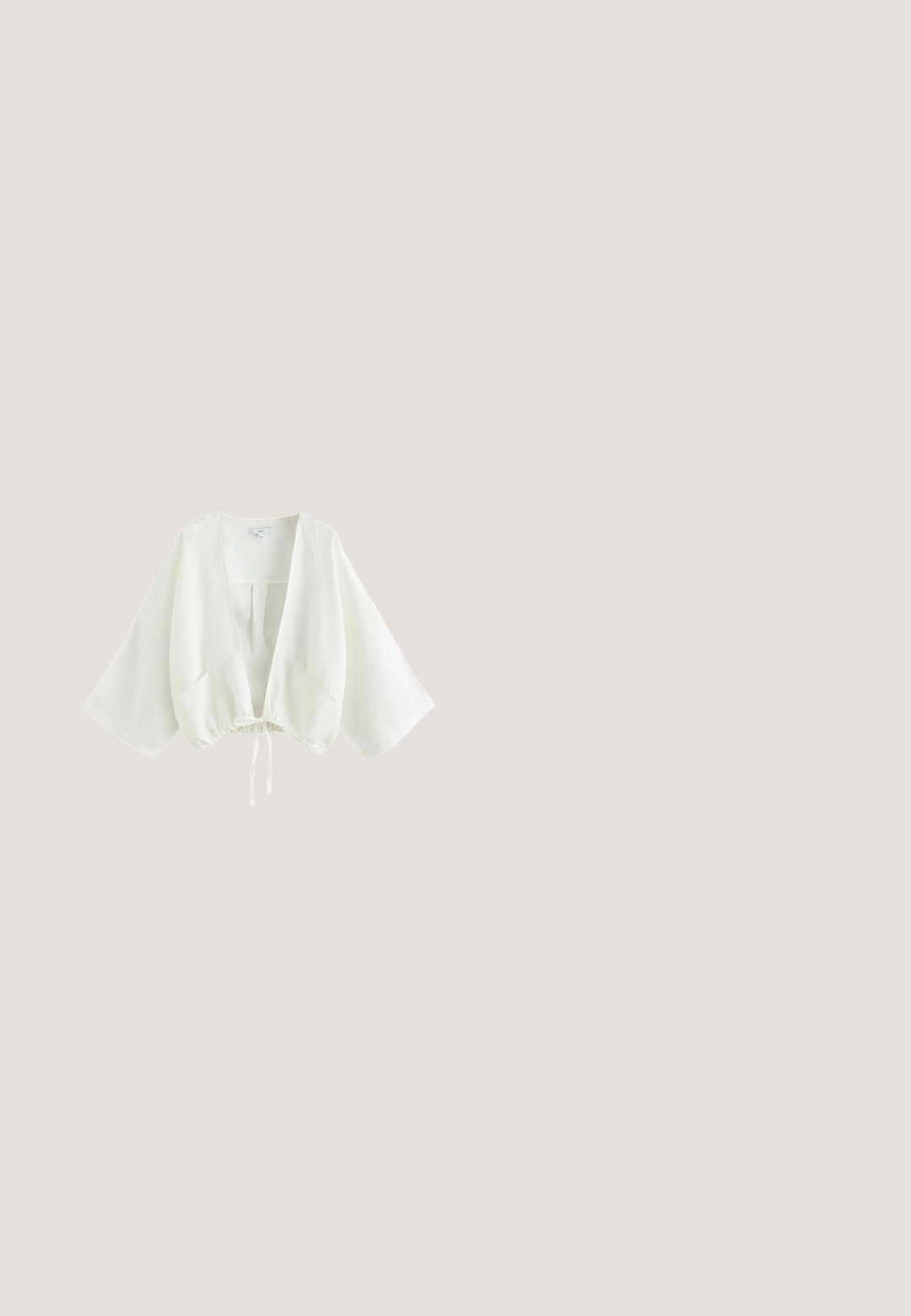 Weisse, langärmelige, kurze Jacke mit offenem Vorderteil und verstellbarem Kordelzug am Saum, aus leichtem Stoff gefertigt.; Cremefarbene gehäkelte Shorts mit hohem elastischem Bund und einem Muster aus quadratischen Löchern im gesamten Stoff.; Weiße Keilabsatzschuhe aus Leinwand mit Knöchelband, Jutewickelabsatz, runder Zehenpartie und Obermaterial aus strukturiertem Stoff. Der Keil hat eine Höhe von etwa 7 cm.; Hellbraune, durchscheinende Cat-Eye-Sonnenbrille mit verlaufenden braunen polarisierten Gläsern und dünnen Bügeln vor weißem Hintergrund.; Gewebte Tragetasche aus natürlichem Stroh mit schwarzen Ledergriffen; mit den Prägungen "SUMMER CLUB" und "by lola" in Schwarz. Rechteckige Form.; Goldfarbiges, verstellbares Armband mit einem vierblättrigen Kleeblatt-Anhänger an einer feinen Kette und beige Kordelverschluss mit kleinen goldenen Perlen.