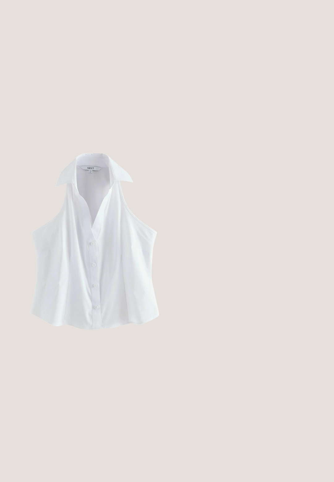 Chemisier blanc sans manches avec col et fermeture à boutons sur le devant, coupe ajustée, étiqueté « NEXT » taille 12 UK, présenté sur fond uni.; Pantalons larges noirs en tissu léger, dotés d'une taille élastique avec un cordon de serrage pour un ajustement réglable. Texture lisse.; Sandale noire à talon haut avec une large bride sur le pied et une boucle pour l’orteil, vue de côté sur fond blanc.; Lunettes ovales en plastique rouge avec des verres transparents. Caractéristiques des accents en métal doré sur les branches et un design moderne épuré.; Petit sac à main blanc tissé avec une poignée incurvée, orné d'un bouquet de perles beiges et d'un nœud en dentelle blanche.; Bague en or présentant un design sculptural avec des pierres précieuses multicolores (orange, rose, vert, bleu, noir) incrustées dans une surface texturée.
