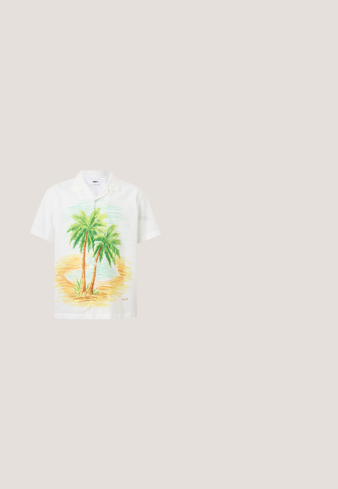 Weißes Kurzarm-Hemd mit Knöpfen und grünem Palmbaum-Design sowie einer Sandstrand-Szene auf der Vorderseite.; Hellbeige Leinen-Shorts mit elastischem Bund und Kordelzug, knielang, flach liegend auf weißem Hintergrund.; Braune Flip-Flops mit einer strukturierten schwarzen Gummisohle, ausgestattet mit einem glatten Wildlederriemen und minimalistischem Design. Die Farbe des Randes kontrastiert mit der Sohle.; Schildpatt-farbene quadratische Sonnenbrille mit braunen Gläsern und dünnen goldfarbenen Metallrahmenakzenten, auf einer weißen Oberfläche präsentiert.; Leinene Tragetasche in Off-White, mit kurzen Henkel und dem aufgedruckten Text "LES DEUX" in fetten schwarzen Buchstaben. Strapazfähiges, schlichtes Design.; Geflochtener, hellbrauner Wildledergürtel mit silberner, rechteckiger Metallschnalle, aufgerollt auf hellem, einfarbigem Hintergrund.