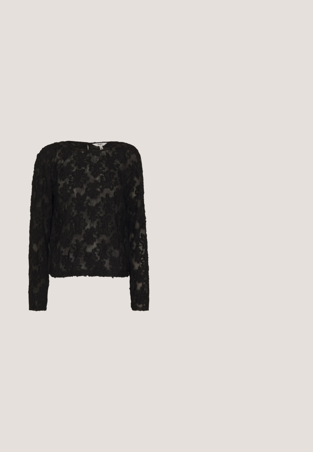 Object OBJANMARI FAIR  - Bluse - black; JDY JDYDIVYA PALAZZO - Stoffhose - black; Silberne metallic Ballerinas mit spitzem Zeh, Riemchen mit verstellbarem Schnallenverschluss, strukturiertem Obermaterial und minimalistischem schwarzen Schuhsohle.; Schwarze, eckige Sonnenbrille mit grauen Gläsern; aus Kunststoff gefertigt, mit dicken Bügeln, die eine glatte Oberfläche und keine sichtbaren Beschläge haben.; Schwarz-silberne Handtasche mit einer strukturierten Oberfläche, die ein Diamantmuster aufweist, einem geknoteten Griff und einer strukturierten Form.; Silberne Creolen mit einem Kreuz- und Herz-Anhänger. Glatte, glänzende Textur mit polierter Oberfläche. Jeder Anhänger hängt an einem sicheren Ring.
