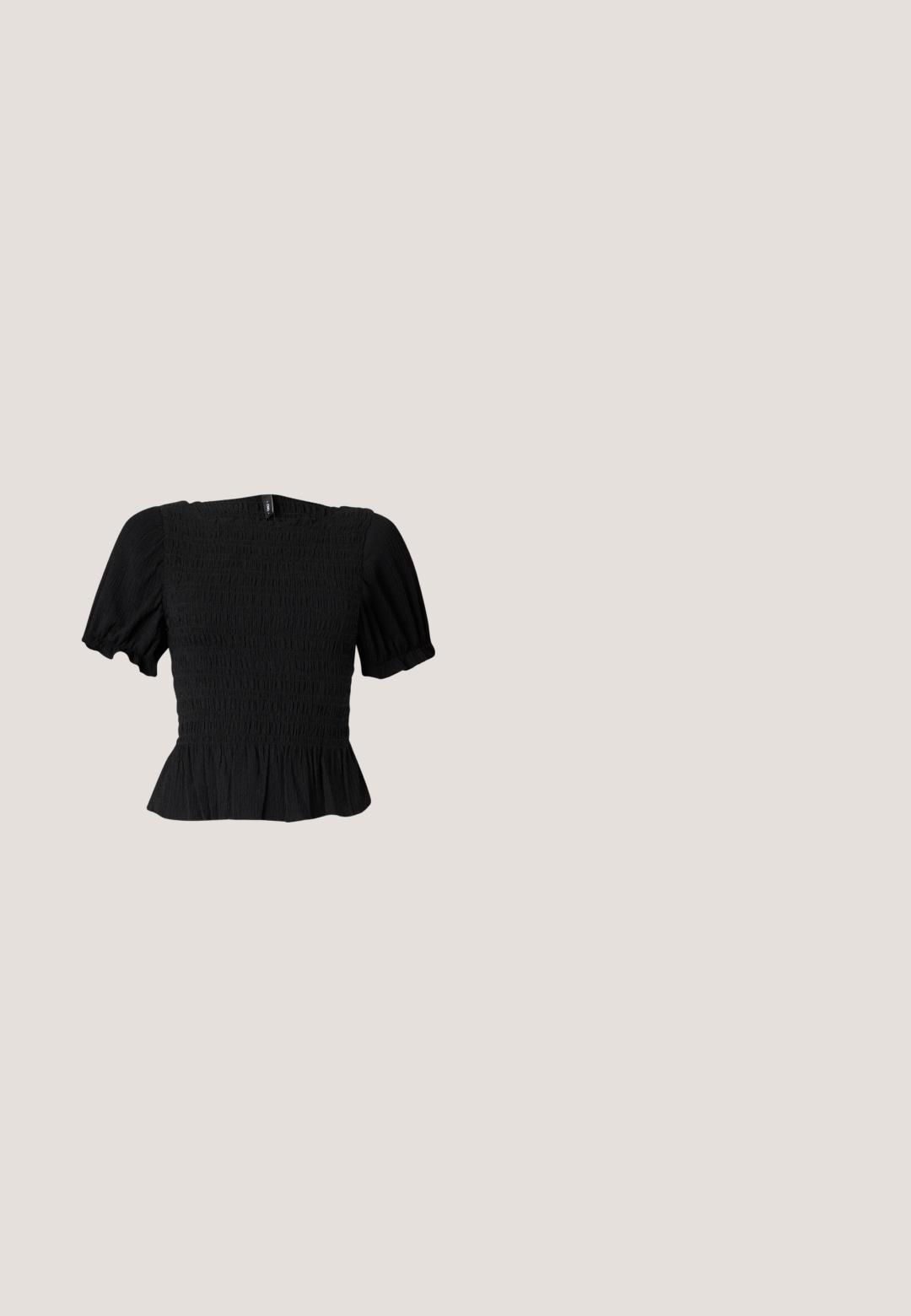 Haut court noir texturé avec manches bouffantes, corsage smocké, encolure carrée et ourlet à volants sur fond clair.; Mini-jupe noire en tissu texturé, avec une bordure à volants. La taille lisse et les détails plissés ajoutent un intérêt subtil au design.; Bottes noires jusqu'aux genoux en faux cuir lisse. Semelle en caoutchouc épaisse et chunky avec un bout rond et un design à enfiler.; Lunettes noires rectangulaires avec des verres transparents, présentant des bords arrondis et des accents sur les côtés, avec une finition brillante sur la monture et les branches.; Sac à main en cuir noir brillant avec deux poignées, poche avant zippée et bandoulière amovible sur fond blanc.; Boucles d’oreilles créoles en forme d’étoile argentée avec une finition lisse et polie sur un fond blanc uni.