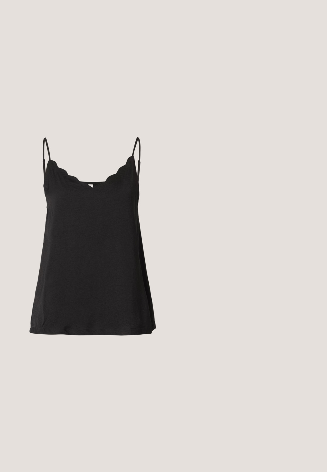 Sort scalloped cami-top med tynde stropper, blød tekstur og løs pasform. Har en let buet udskæring og et enkelt design.; Grå denim skinny jeans med en glat tekstur, høj talje, fem-lomme design og metalknaplukning foran.; Sort lædersandal med tre brede stropper, justerbar metalspænde, tyk struktureret sål og orange syning langs kanten.; Sorte katteøje solbriller med mørkegrå linser, slankt plastisk stel, spidse hjørner og lige stænger. Ingen synlig hardware eller dekorationer.; Pieces PCALUANA SHOULDER BAG - Håndtasker - black; Sølvøreringe med et minimalistisk design. Cirkulær form, glat tekstur og tynd profil. Letvægtige med en poleret overflade.