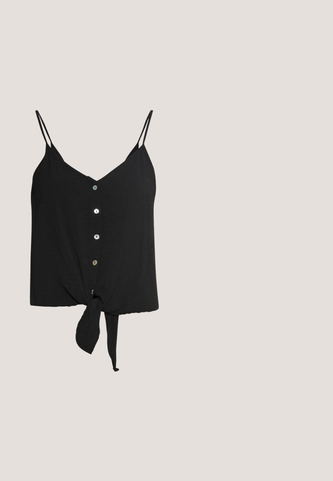 Zwarte cami met dunne spaghettibandjes, v-hals, knoopsluiting aan de voorkant en een geknoopte onderrand. Gemaakt van lichtgewicht stof met een gladde textuur.; ONLY ONLROBYN DESTROY - Relaxed fit jeans - light blue dnm; Zwarte sandaal met twee verstelbare banden, zilveren gespen en een kurken voetbed op een gestructureerde zwarte rubberen zool.; Zwarte cat-eye zonnebril met donkergrijze lenzen, slank plastic frame, puntige hoeken en rechte pootjes. Geen zichtbare hardware of accenten.; Zwarte faux leren schoudertas met een krokodillenstructuur, gouden hardware en een afneembare schouderriem. Beschikt over een klepsluiting en een binnencompartiment.; Zilveren hoepel oorbellen met een minimalistisch ontwerp. Cirkelvormig, gladde textuur en dun profiel. Lichtgewicht met een gepolijste afwerking.