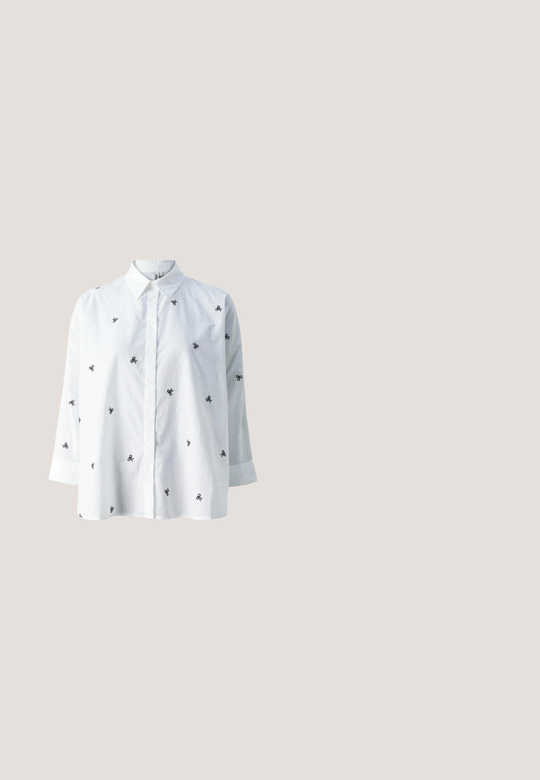 ONLY ONLNEW LINA GRACE LS EMB SHIRT NOOS WVN - Overhemdblouse - bright white/black; Lichtgrijze, wijde broek met een subtiel pied-de-poulepatroon, plooien, ceintuurlussen en een gladde textuur.; Metallic grijze slingback-schoen met spitse neus, lage kittenhak en verstelbare band op een witte achtergrond.; Zwarte oversized zonnebril met een geometrische vorm, voorzien van donkere glazen en een contrasterend grijs detail op het montuur. Logo op de arm.; Witte leren schoudertas met ritssluiting, gebogen vorm en een verhoogd CK-logo dat in het front is gedrukt.; Zilveren metalen hoepel oorbellen met een gestructureerd ontwerp, voorzien van een kleine post achter en branding op een van de hoepels. Ronde vorm met een gepolijste afwerking.