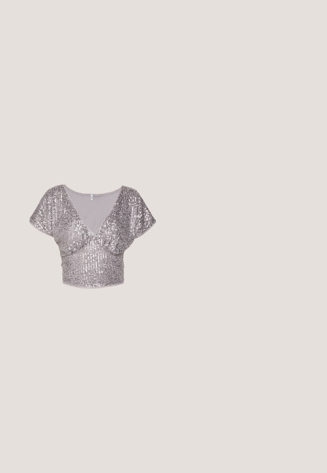 ONLY ONLANA SEQUINS SHORT - Bluse - silver; Sølvplettet nederdel lavet af metallisk stof med et sort elastisk taljebånd. Har vertikale, blanke folder og en længde til midt på læggen.; Metallic sølv ankelstøvler med en robust sort sål, der har en polstret overdel og snørebånd, kombineret med blå lige ben jeans.; Ovale briller med en metallisk sølvramme, klare linser og strukturerede perleaccentede stænger. Letvægtsdesign med buede arme.; Sølvmetallic håndtaske med en buet form, lynlåslukning og skulderrem. Har et præget "CK" logo på fronten.; Vanzetti Taljebælter - silver-coloured