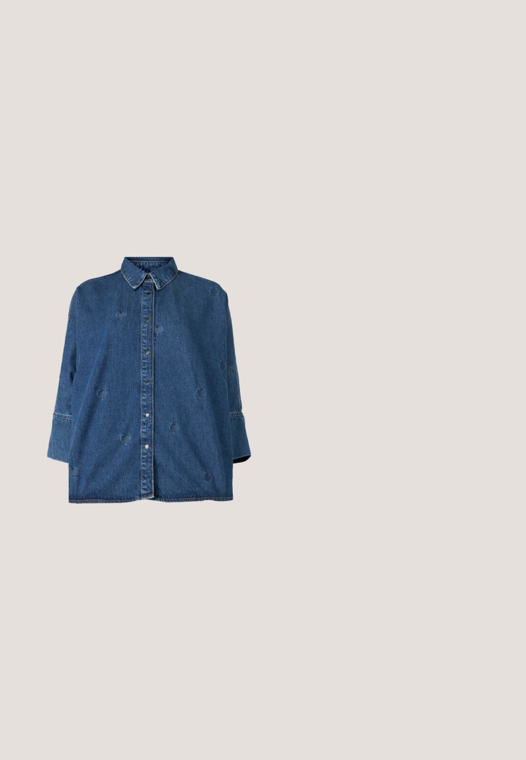 Camisa de denim con cuello clásico, color azul, corte oversize y recortes decorativos en forma de corazón. Cuenta con botones a presión y mangas largas.; Jeans de mezclilla de pierna ancha en azul claro, con cinco bolsillos, cierre de botón y pasadores para cinturón. Presentan una textura suave con áreas sutilmente desgastadas.; Zapato plano de cuero negro con punta redondeada, una sola correa ajustable con hebilla y una textura suave y brillante. Diseño minimalista con un tacón bajo.; Gafas de sol de carey marrón con una forma vintage de ojo de gato y lentes marrones. Presentan brazos curvados con acentos rojos.; Bolso hobo negro hecho de cuero suave con una silueta curva, que cuenta con una sola correa ajustable y detalles de diseño minimalistas.; Pendientes en tono dorado con forma de manos abstractas, que presentan una superficie brillante, detalles intrincados y un poste de plata y oro para un ajuste seguro.