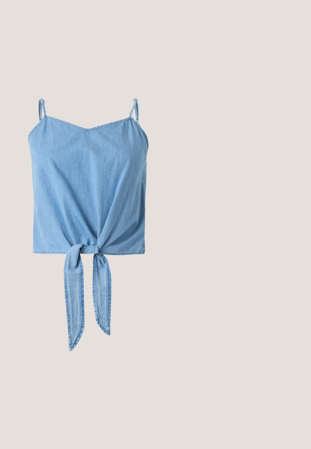 Lichtblauw denim crop top met dunne verstelbare bandjes, een gedraaid voorknoopdetail en een gladde textuur.; Lichtblauwe denim mini-jurk met een sluiting met knopen en rits aan de voorkant, riemlussen en voorzakken.; Blauwe denim slingback pump met spitse neus, zilveren oogjes en verstelbare gespsluiting.; Een paar rechthoekige zonnebrillen met lichtblauwe doorzichtige monturen en donkergrijze glazen, met rechte pootjes en minimale hardwaredetails.; Lichtblauwe denim schoudertas met een knoopdetail aan het handvat en een klein rood Levi's-label aan de zijkant.; Zilveren hoop oorbellen hebben een glad, rond ontwerp met een dun profiel en een veilige sluiting. Minimalistische stijl met een gepolijste afwerking.
