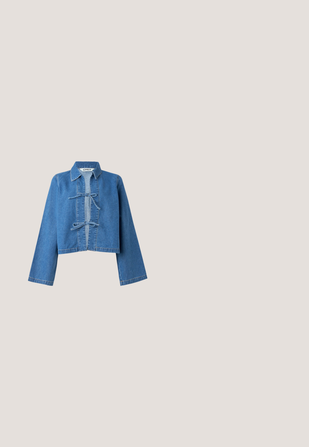 Geknipt blauwe denimjas met een kraag, lange mouwen en een centraal geplaatste toggelsluiting. Gladde textuur, minimale stikseldetails.; Witte geweven shorts met een elastische tailleband met een gerimpelde rand en een strik detail aan de voorkant. Inclusief twee zijzakken. Gladde textuur.; Zwarte leren loaferschoenen zweven boven een houten bank met hoge groene grassprieten op de achtergrond.; Zwarte zonnebril met een glanzende afwerking, cat-eye vorm, gefade paarse lenzen en een zilveren logo-detail op het montuur.; Zwarte rechthoekige Aldo-handtas met twee lange bandjes en een roze flamingo-sleutelhanger op een neutrale achtergrond.; Gouden oorstekers in hartvorm, elk met een kleine, heldere, hartvormige edelsteen in het midden.