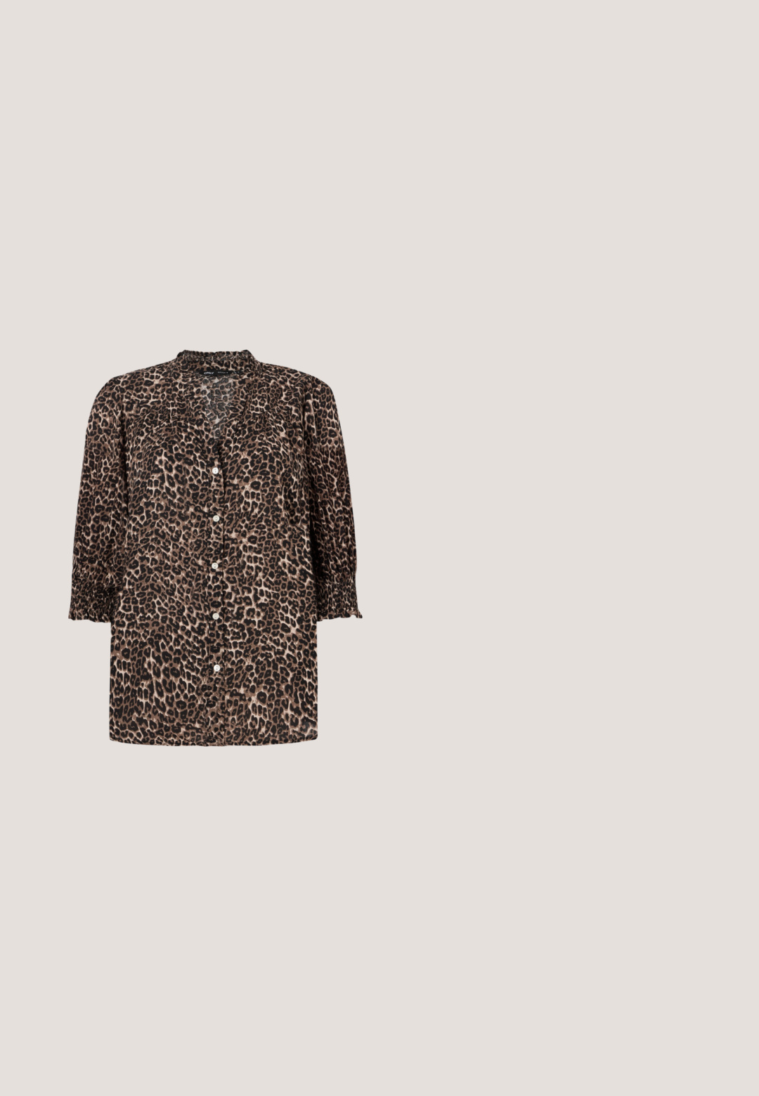 Camisa de leopardo en tonos marrones y negros, con un cierre de botones en la parte delantera, mangas ¾ con detalles fruncidos y cuello redondo.; Pantalones de pierna ancha marrones con una textura suave, que presentan un pliegue en el frente y una parte delantera plana sin bolsillos ni herrajes visibles.; Zapato de tacón tipo slingback de ante marrón oscuro con punta estrecha y tacón bajo sobre un fondo claro y liso.; Bolso de hombro rectangular de cuero marrón oscuro con una única correa delgada y hebilla dorada sobre un fondo liso.; Pendientes de oro metálico con un diseño retorcido. Forma redondeada con una textura lisa y brillante y cierre de pasador. Anchura y profundidad considerables.; Cinturón de cuero marrón oscuro con una amplia hebilla cuadrada dorada, enrollado plano sobre una superficie blanca.