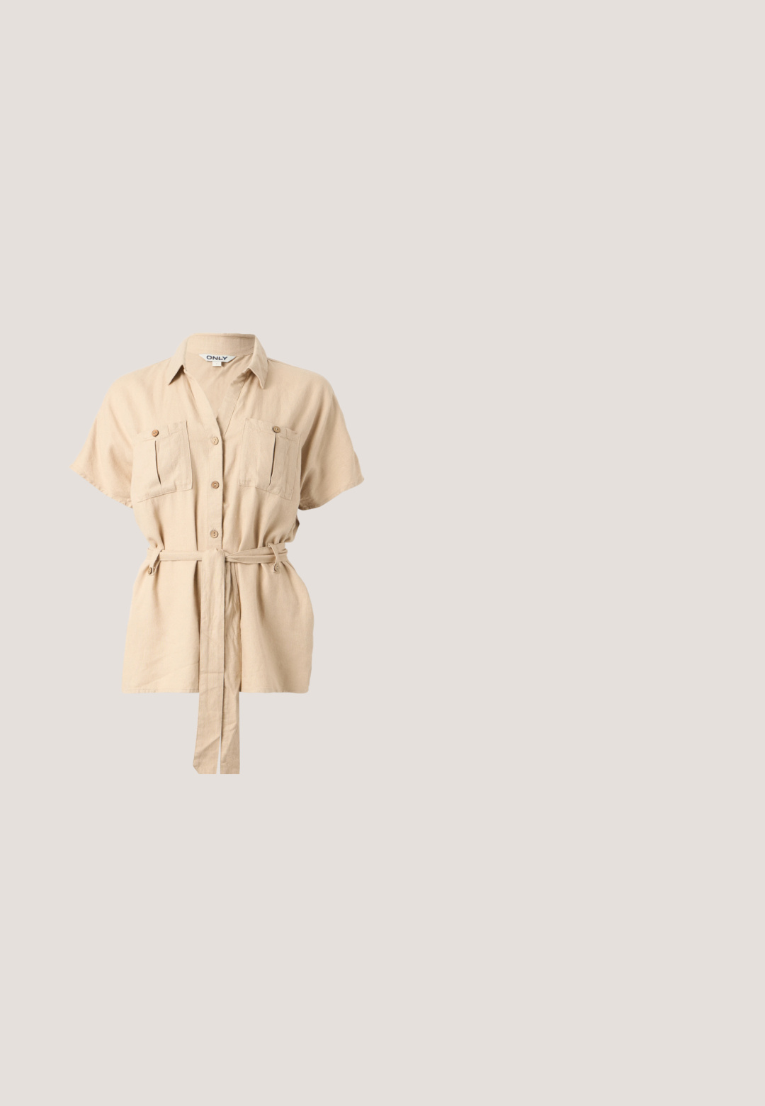 Beige kurzärmliges Hemd mit Knöpfen, Kragen, zwei Brusttaschen mit Knöpfen und einem passenden Stoffgürtel, der in der Taille gebunden ist.; Schmale Jeans in einer mittelblauen Waschung, aus Denim-Stoff gefertigt. Verfügt über fünf Taschen, einen Knopfverschluss und dezente Ausbleichungen in der Nähe der Knie.; Schwarzer Leder-Slingback-Schuh mit spitzer Zehe, zwei silbernen Schnallen und einem niedrigen Blockabsatz. Mit strukturiertem Obermaterial und offener Ferse.; Schwarze, übergroße quadratische Sonnenbrille mit dunklen Gläsern und silbernem Detail an den Bügeln, präsentiert auf weißem Hintergrund.; Kleine beige Ledertasche mit einem einzigen Riemen und silbernen Nieten entlang der Kanten und des Riemens, vor einem schlichten Hintergrund.; Goldene Halskette mit unregelmäßigen Gliedern und kleinen weißen Perlen, die entlang einer Seite verteilt sind, dargestellt auf einem schlichten hellen Hintergrund.