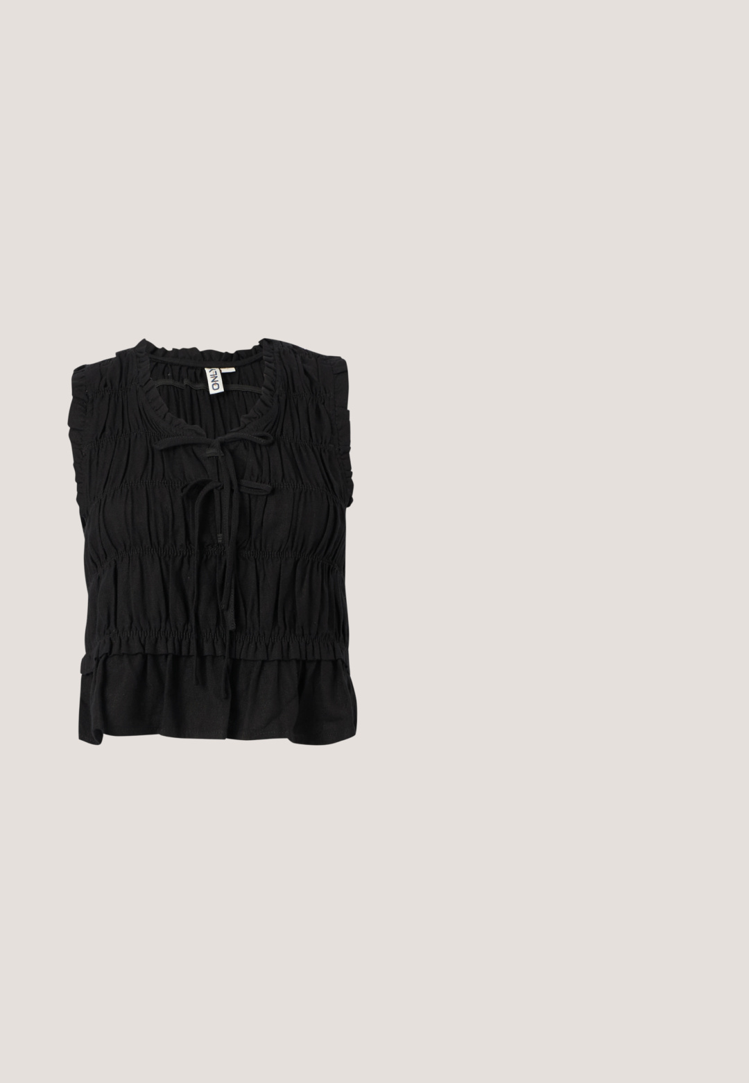Blouse noire sans manches avec tissu froncé, bords à volants, fermeture nouée à l'avant et ourlet légèrement évasé.; Pantalon large en denim bleu clair avec taille élastique et cordon de serrage, poches avant et coupe décontractée.; Mocassin noir à bout pointu et bride arrière, avec double boucle, posé sur un asphalt gris près d'un mur carrelé en arrière-plan.; Lunettes de soleil noires à forme œil de chat surdimensionnée. Montures en plastique lisse avec des verres foncés et de petits accents étoilés sur les côtés.; Petit sac à main noir brillant avec deux longues anses et des détails à cordon sur les côtés sur un fond clair uni.; Boucles d’oreilles créoles en forme d’étoile argentée avec une finition lisse et polie sur un fond blanc uni.