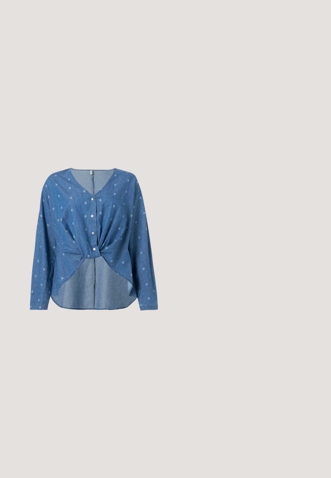 Blauwe blouse met lange mouwen en knopen, bedrukt met kleine witte paisley-motieven, voorzien van een gedraaide voorkant en een V-hals.; Zwarte denim shorts met een hoge taille, voorzakken en een decoratieve zilveren kettingriem met ovale accenten. Gladde textuur.; Zwarte gepatineerde ballerina's met een strikaccent, lage blokhak en ronde neus, gedragen met een lange zwarte rok op een houten vloer.; Zwarte rechthoekige zonnebril met metalen montuur, donkere getinte glazen en verstelbare neusvleugels op een lichte achtergrond.; Zwarte gepatenteerde leren handtas met een unieke gebogen vorm, korte verstelbare handgreep en een ritsopening. Glad uiterlijk met subtiele branding.; Zwarte leren riem met een zilveren, vlindervormige gesp, opgerold op een effen lichte achtergrond.
